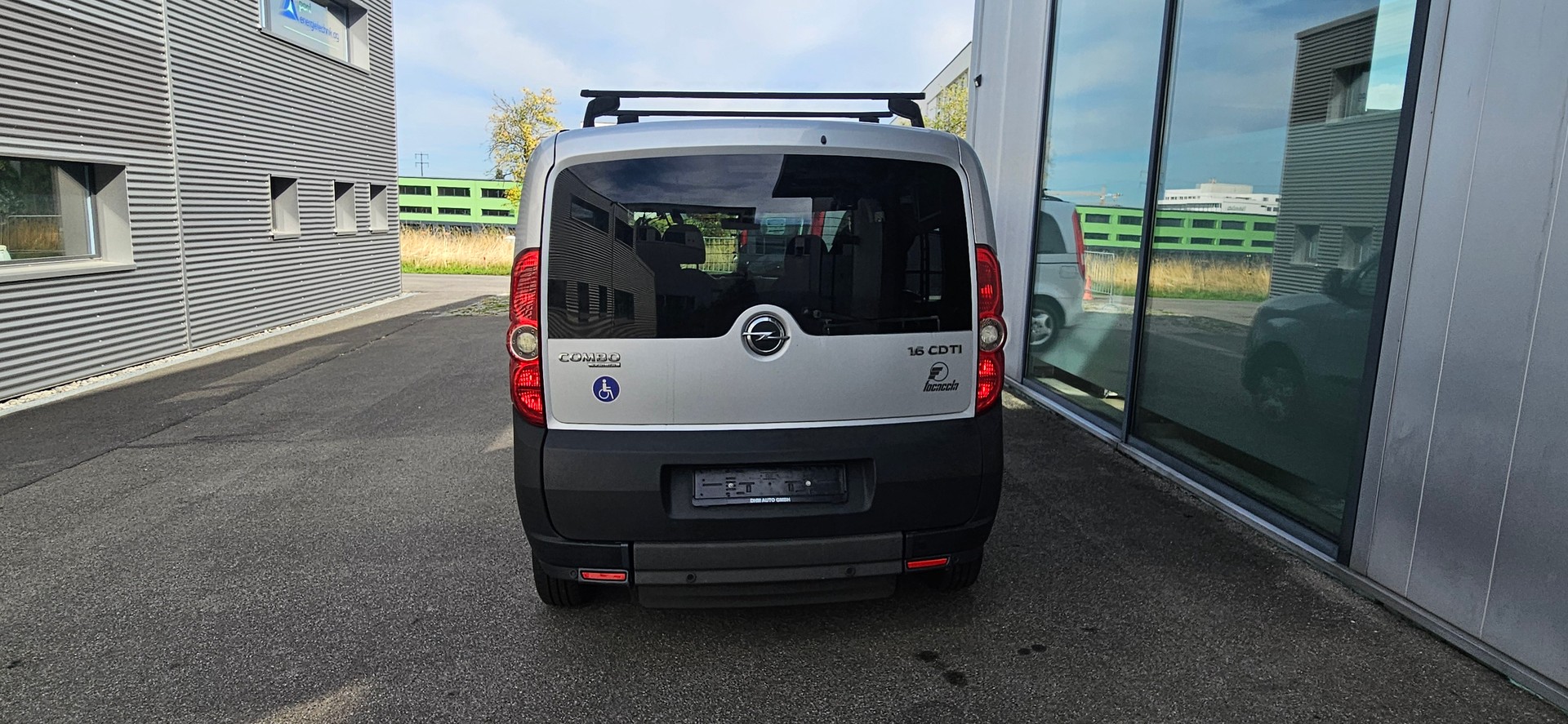 OPEL Behindertengerecht-Rampe / 4-Sitze & ein Rollstuhlfahrer/in-image-5