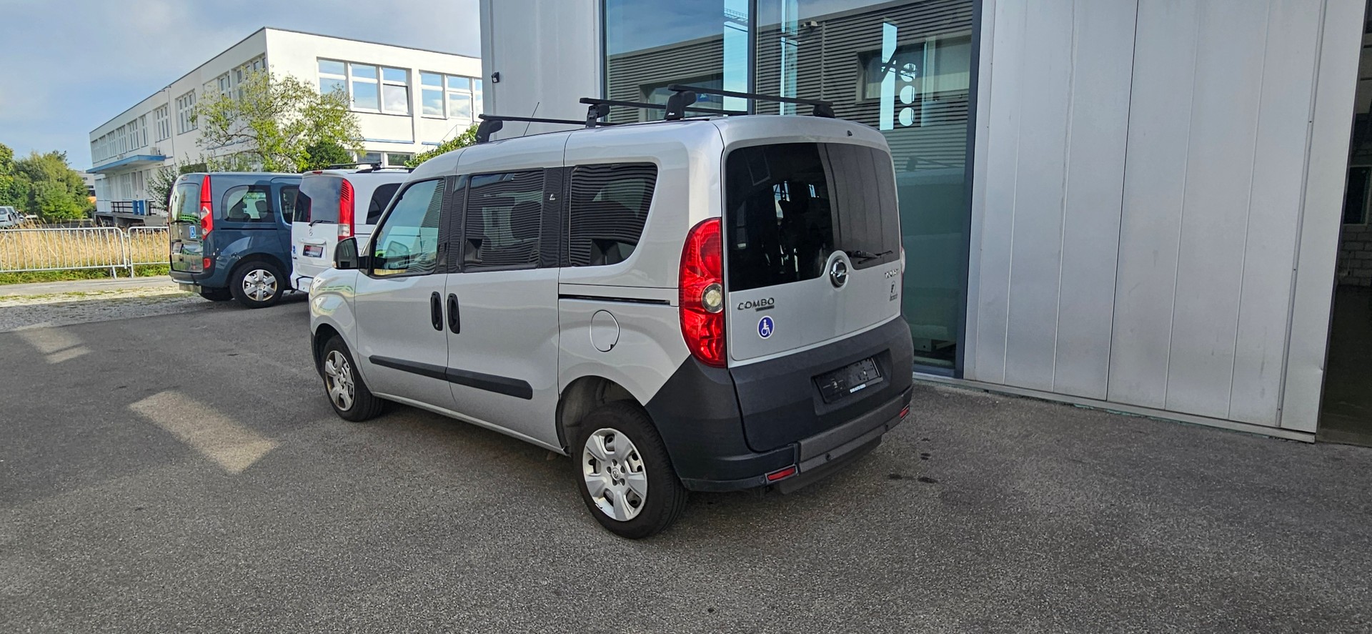 OPEL Behindertengerecht-Rampe / 4-Sitze & ein Rollstuhlfahrer/in-image-4