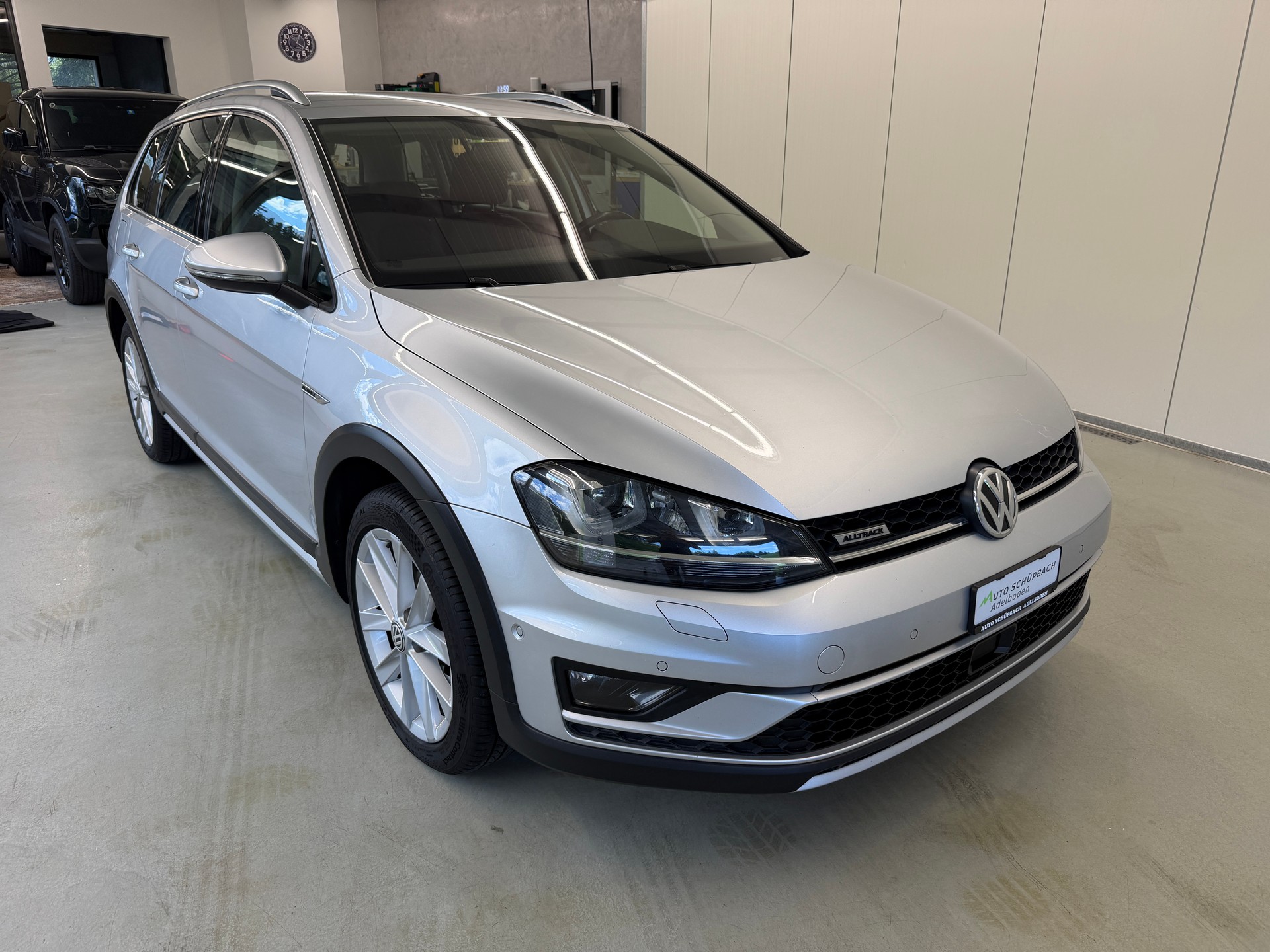 VW Golf 2.0 TDI Alltrack 4Motion-image-0