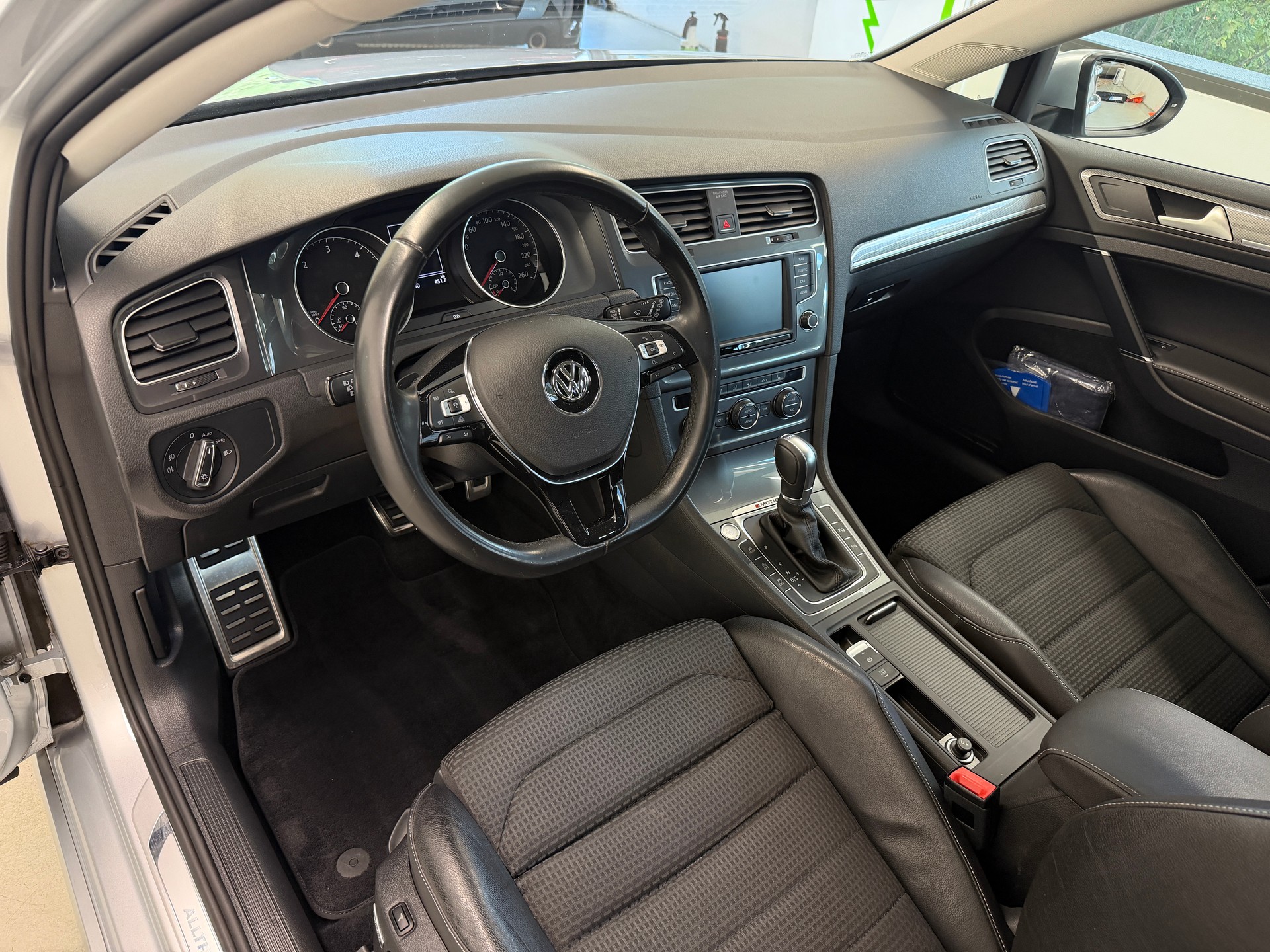 VW Golf 2.0 TDI Alltrack 4Motion-image-12