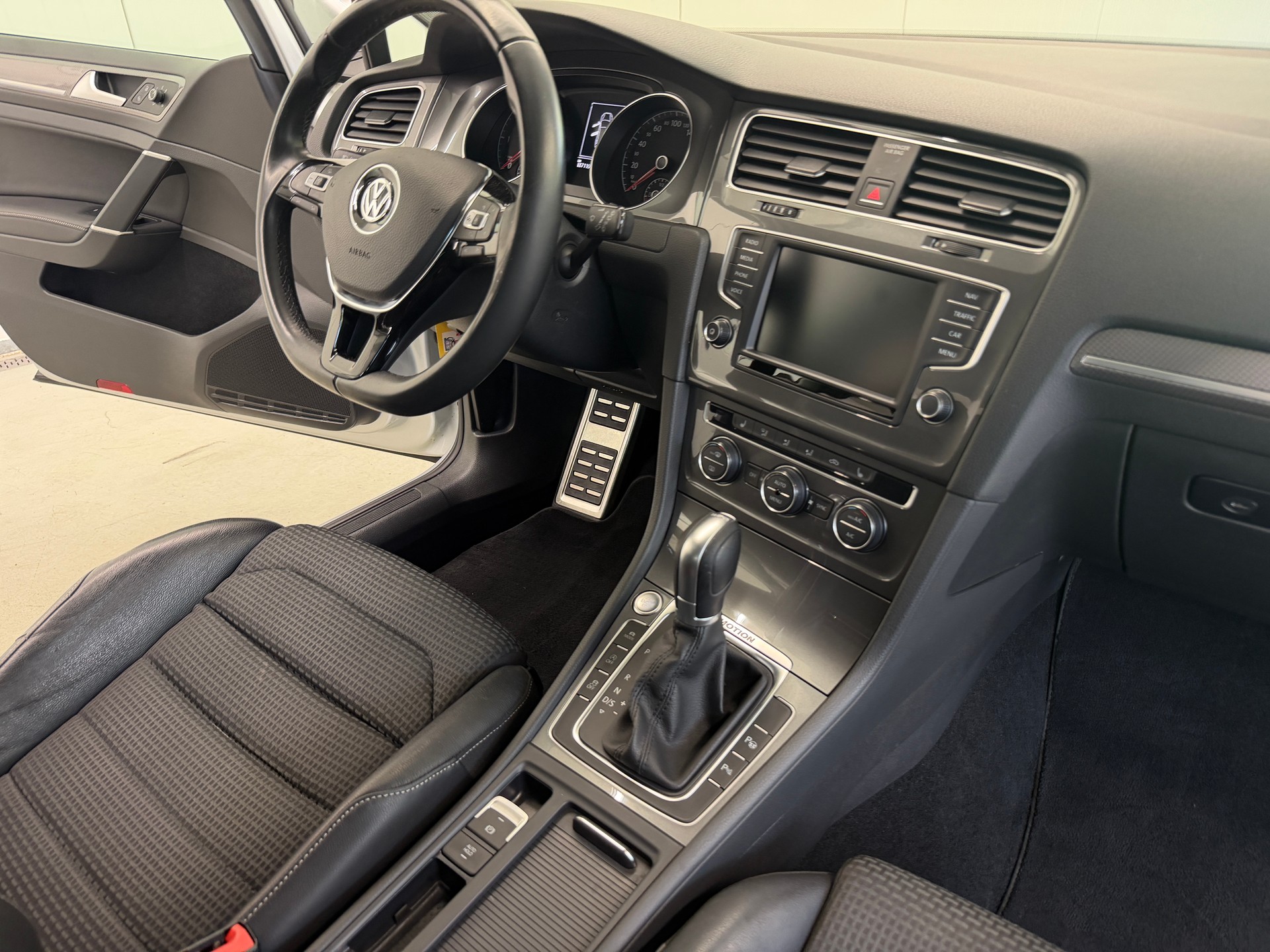 VW Golf 2.0 TDI Alltrack 4Motion-image-22