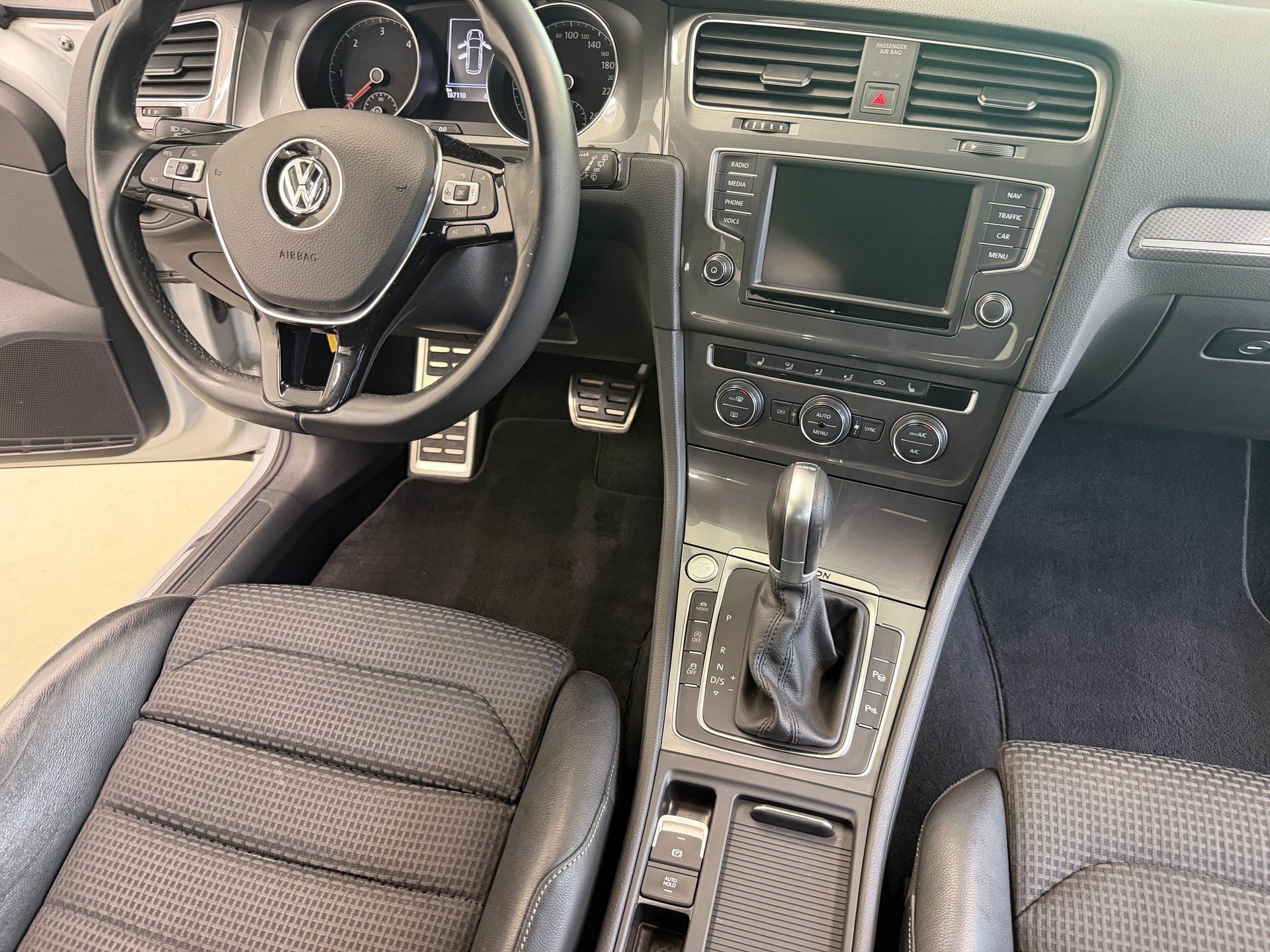 VW Golf 2.0 TDI Alltrack 4Motion-image-23
