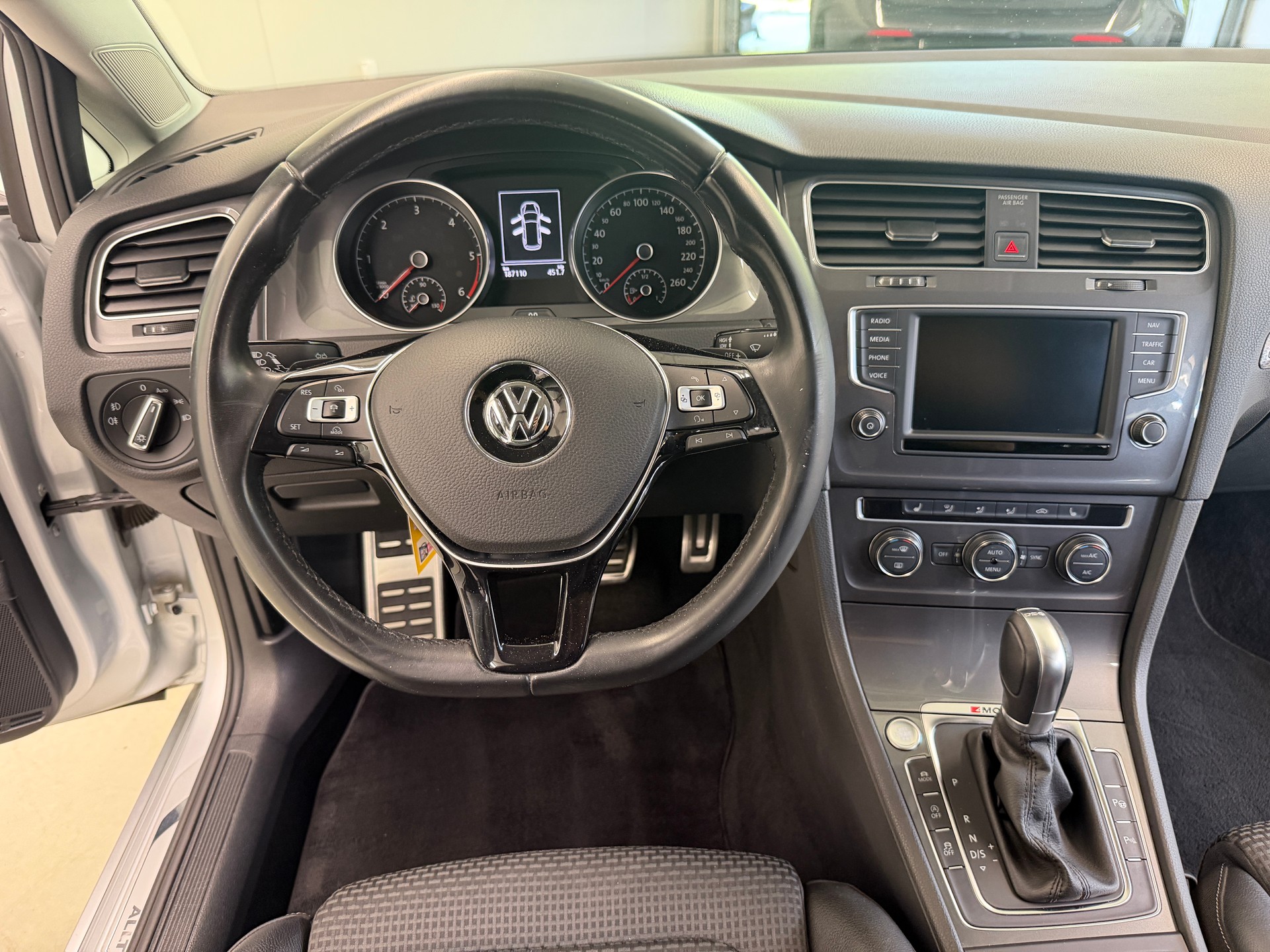 VW Golf 2.0 TDI Alltrack 4Motion-image-24