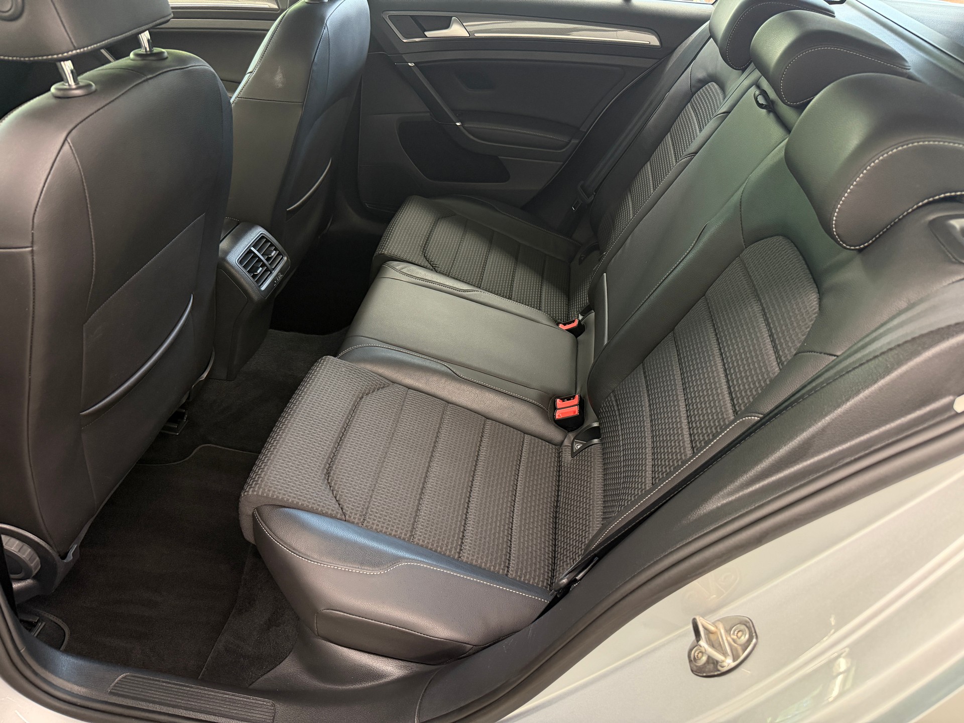 VW Golf 2.0 TDI Alltrack 4Motion-image-16