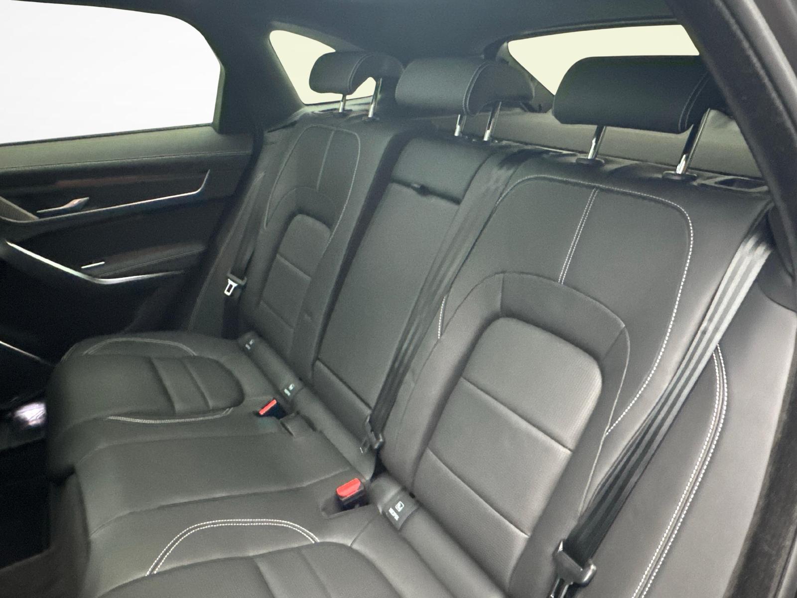 JAGUAR F-Pace 3.0 D I6 R-Dynamic HSE AWD-image-10