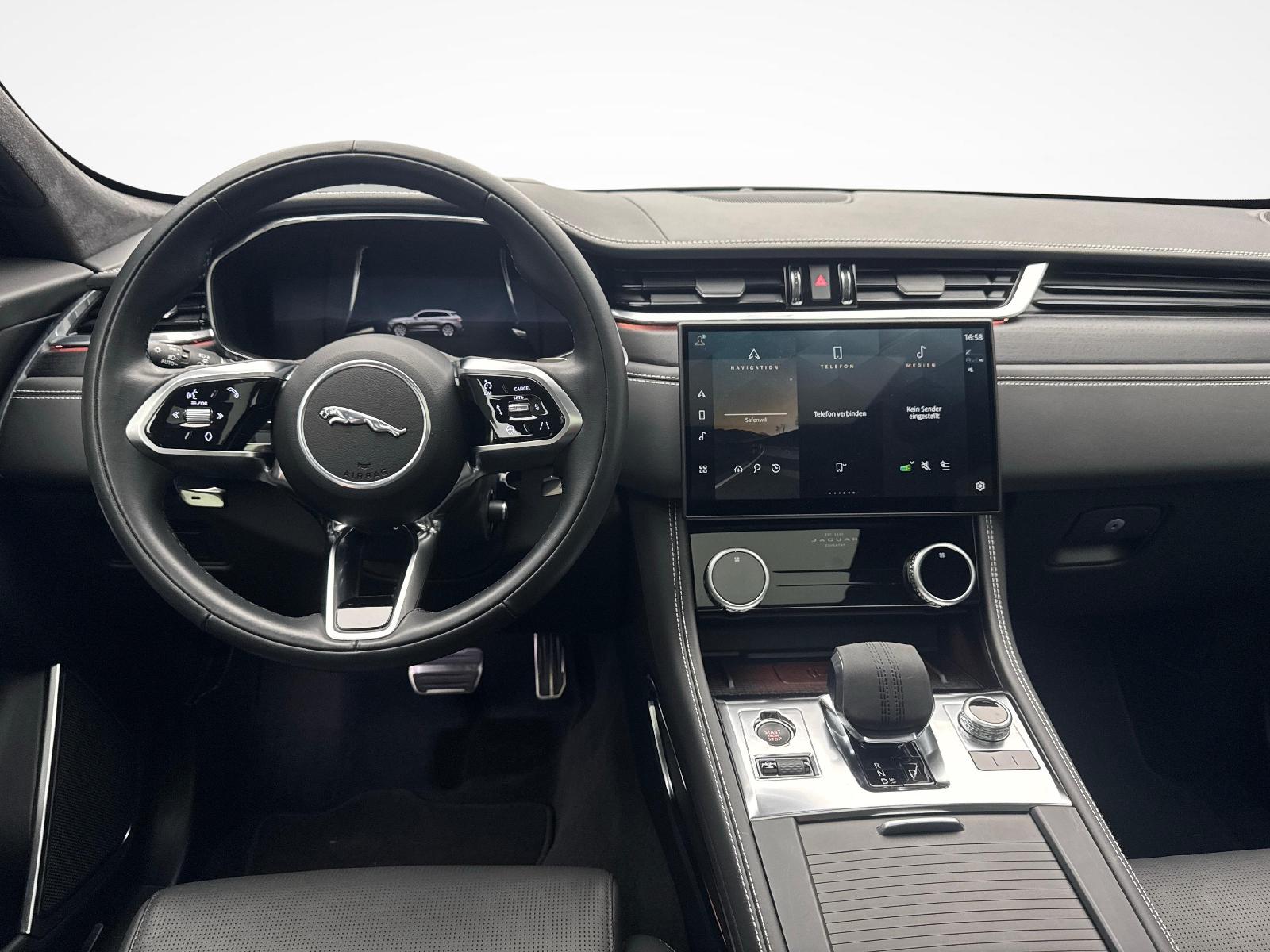 JAGUAR F-Pace 3.0 D I6 R-Dynamic HSE AWD-image-8