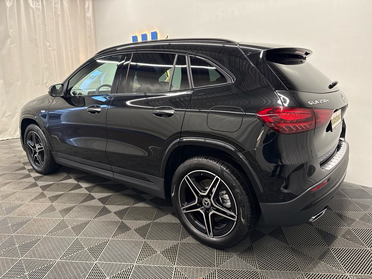 MERCEDES-BENZ GLA 250 e 8G-DCT AMG Line-showroom-element-1