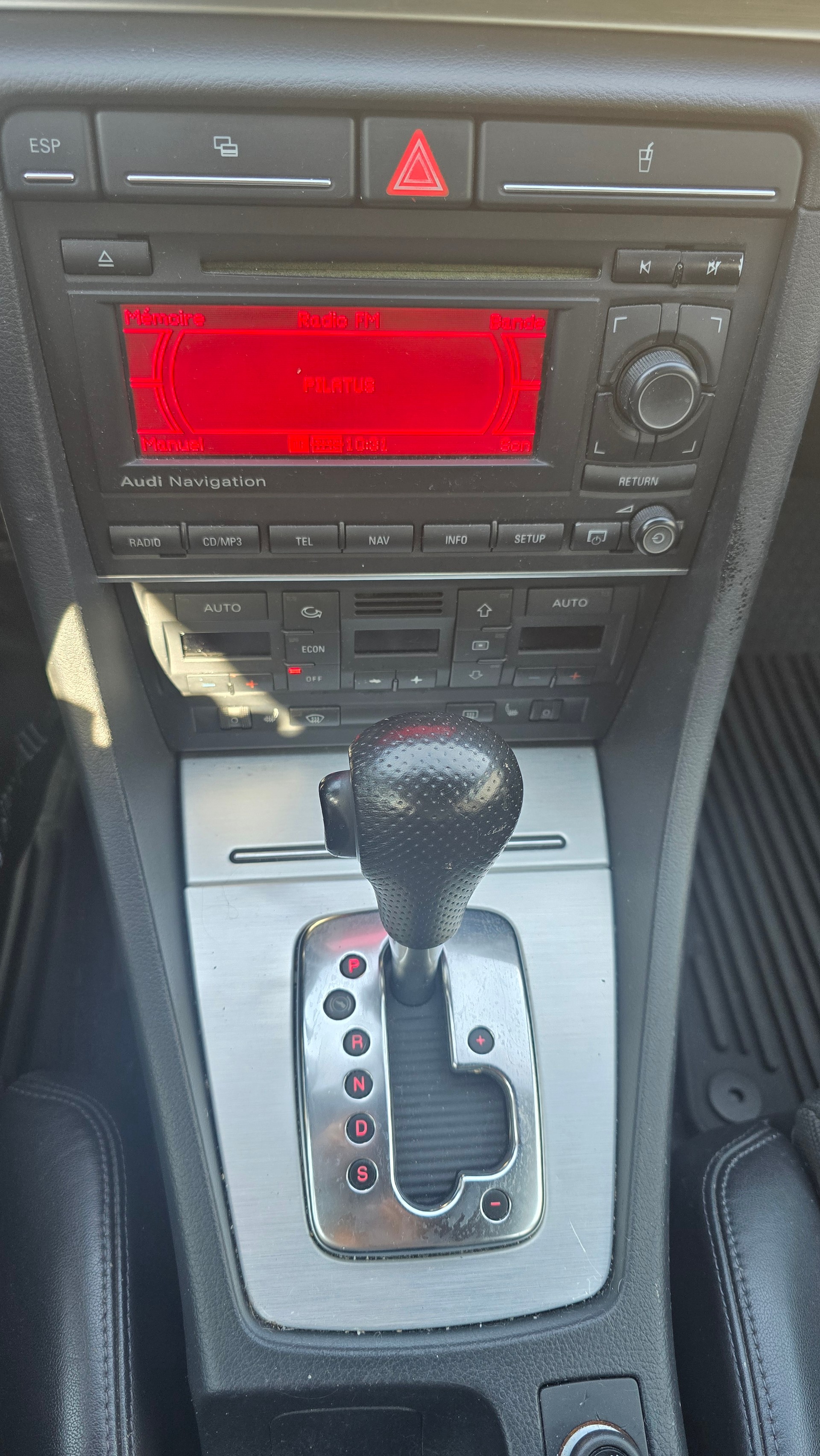 AUDI A4 Avant 2.0 Turbo FSI quattro-image-10