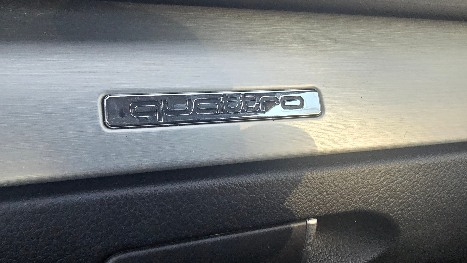 AUDI A4 Avant 2.0 Turbo FSI quattro-image-12