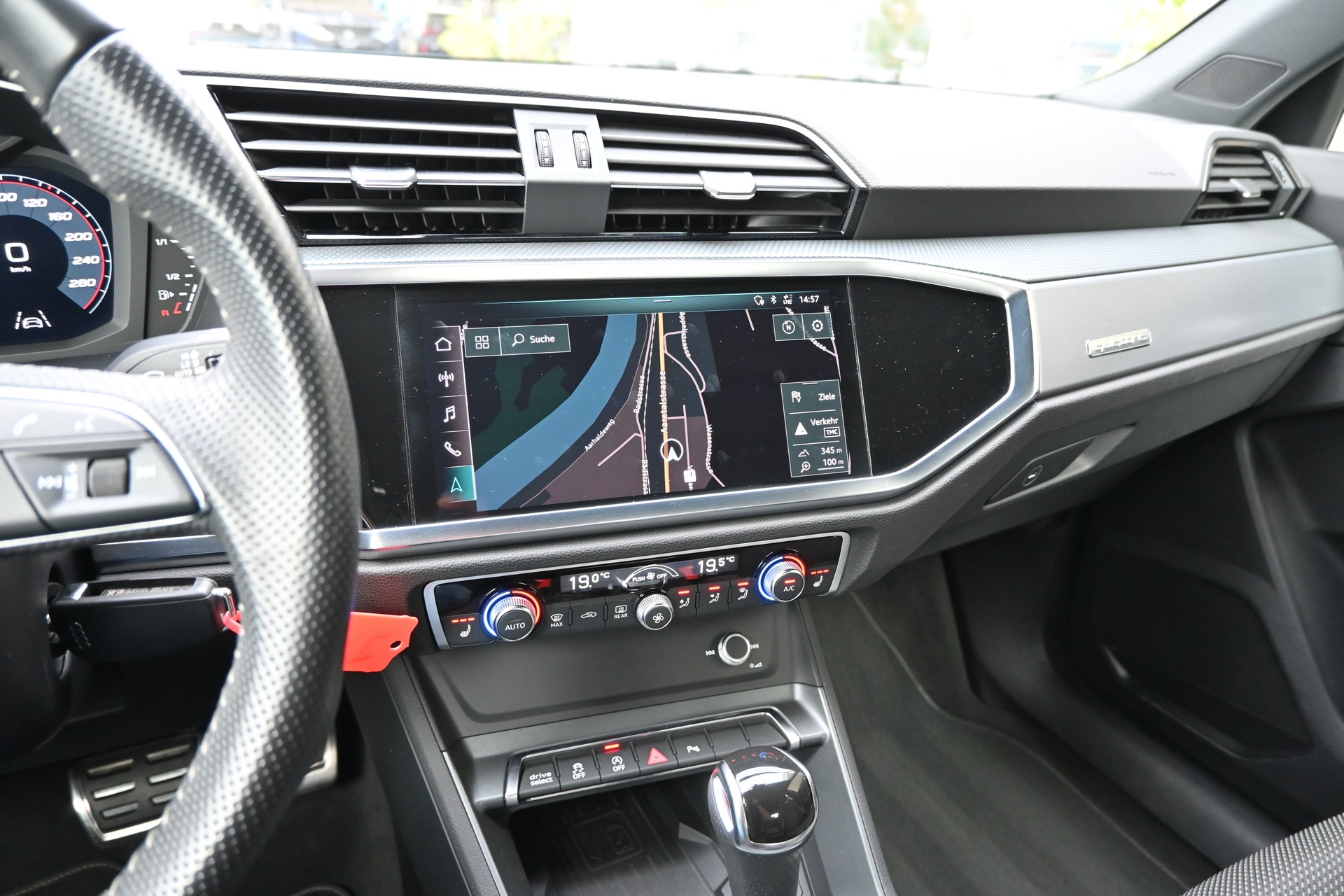 AUDI Q3 40 TFSI S line quattro S-tronic + AHK 2100kg-image-18