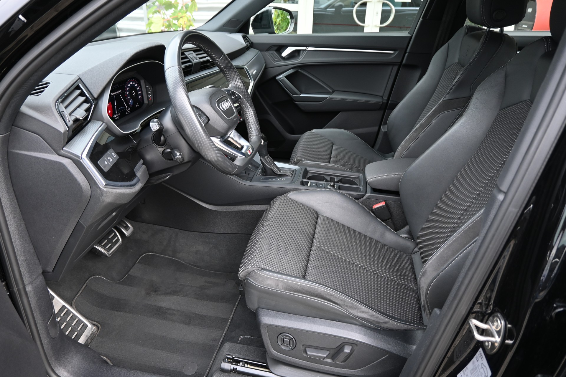 AUDI Q3 40 TFSI S line quattro S-tronic + AHK 2100kg-image-10