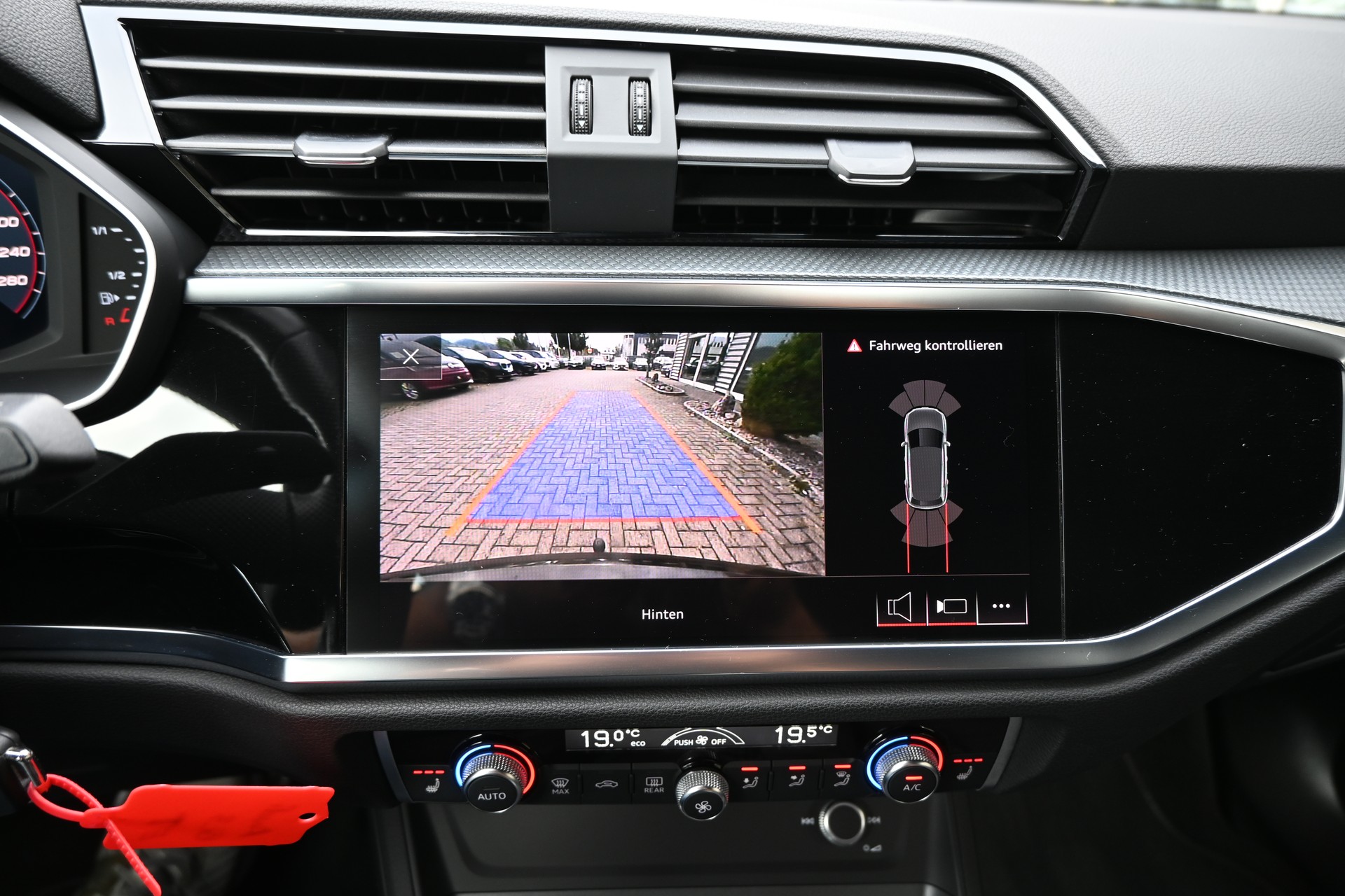 AUDI Q3 40 TFSI S line quattro S-tronic + AHK 2100kg-image-21