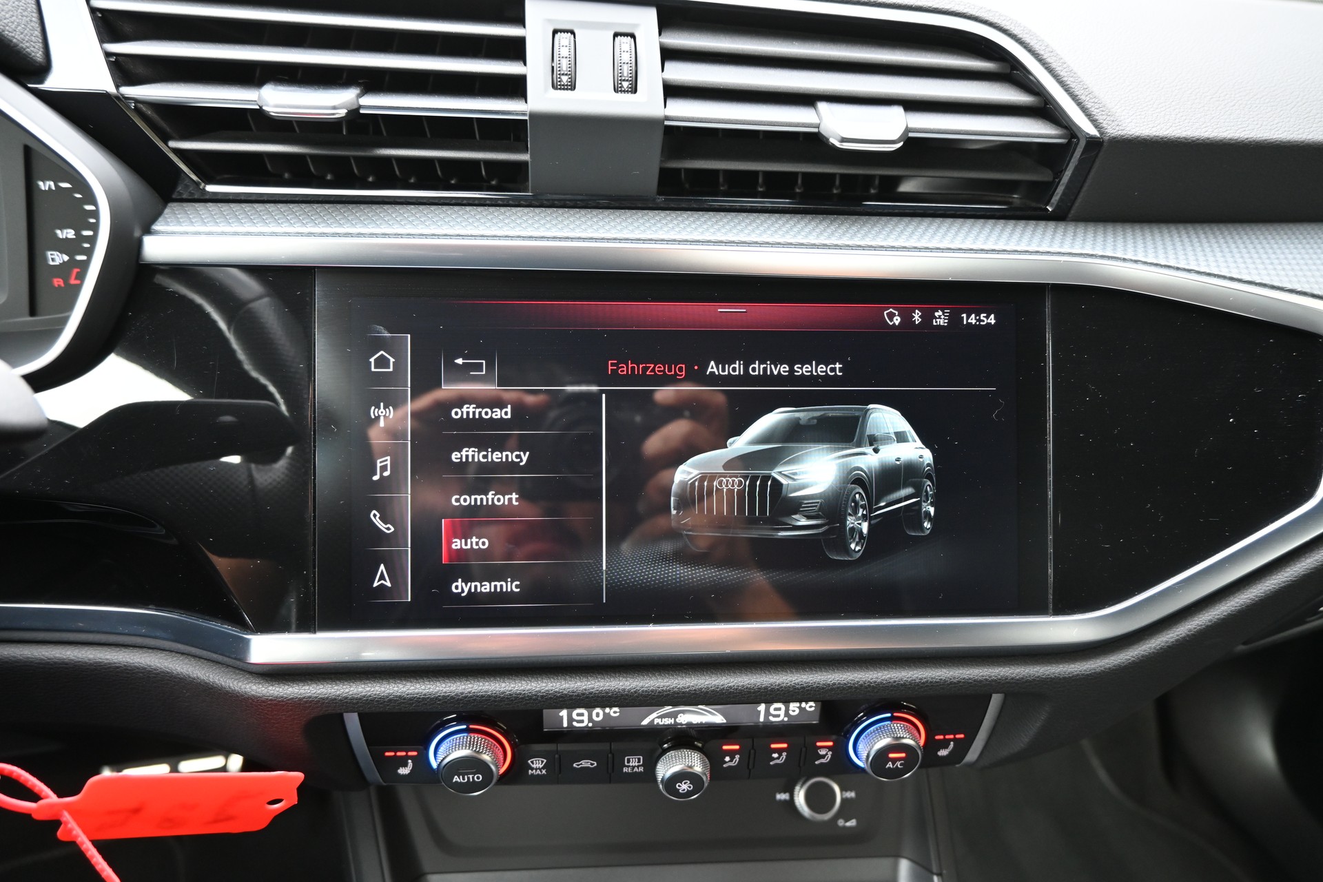 AUDI Q3 40 TFSI S line quattro S-tronic + AHK 2100kg-image-22