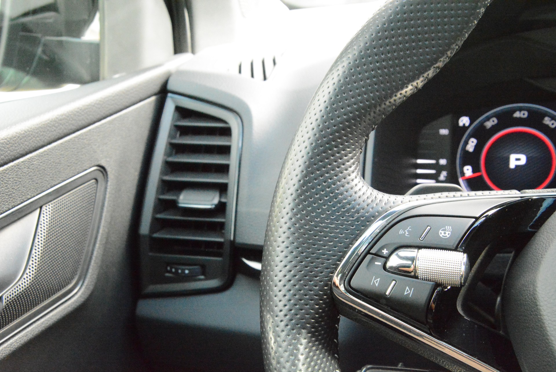 SKODA Karoq 2.0 TSI SportLine 4x4 DSG-image-12