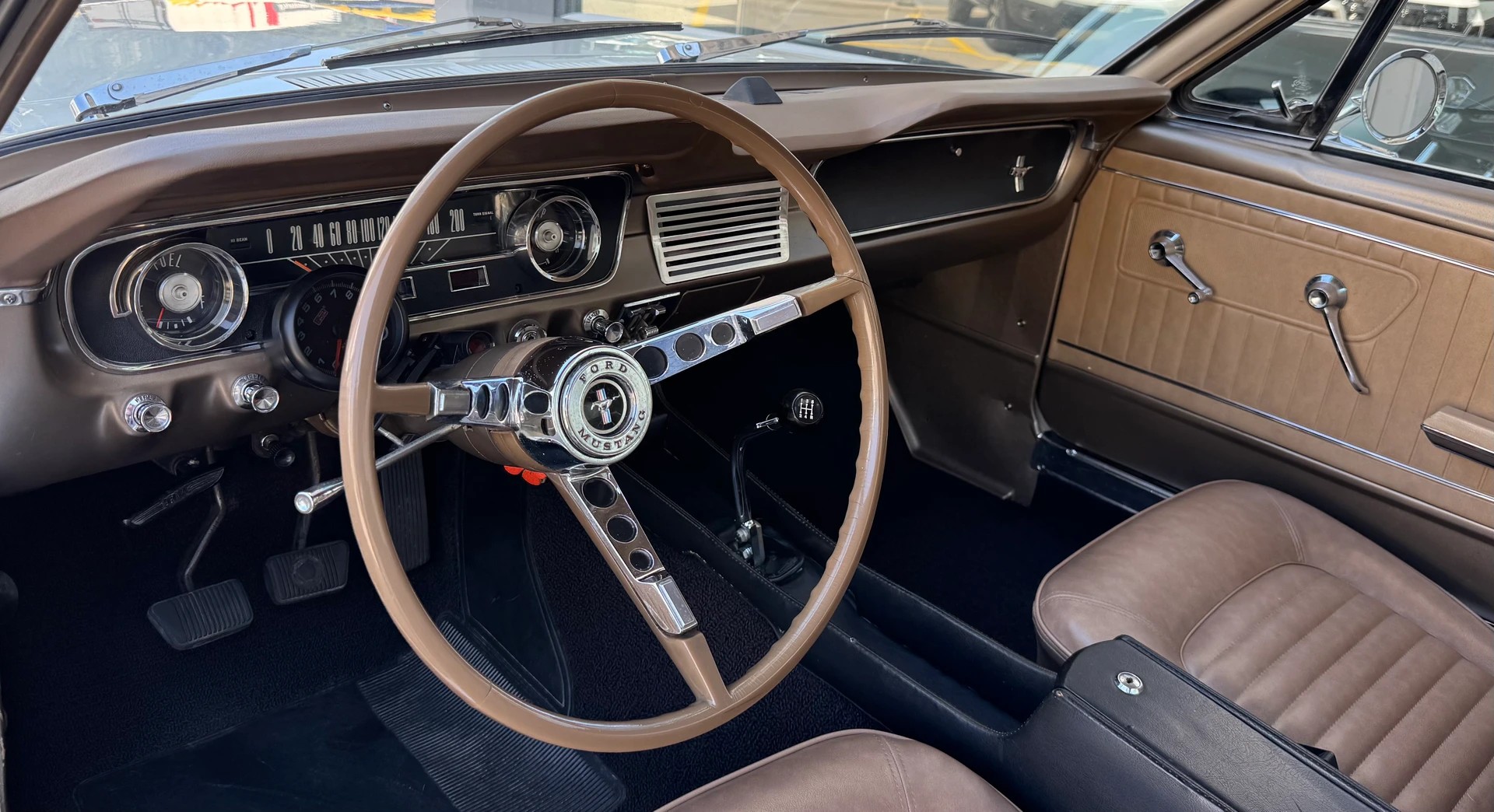 FORD Mustang V8 Fastback 302-image-10