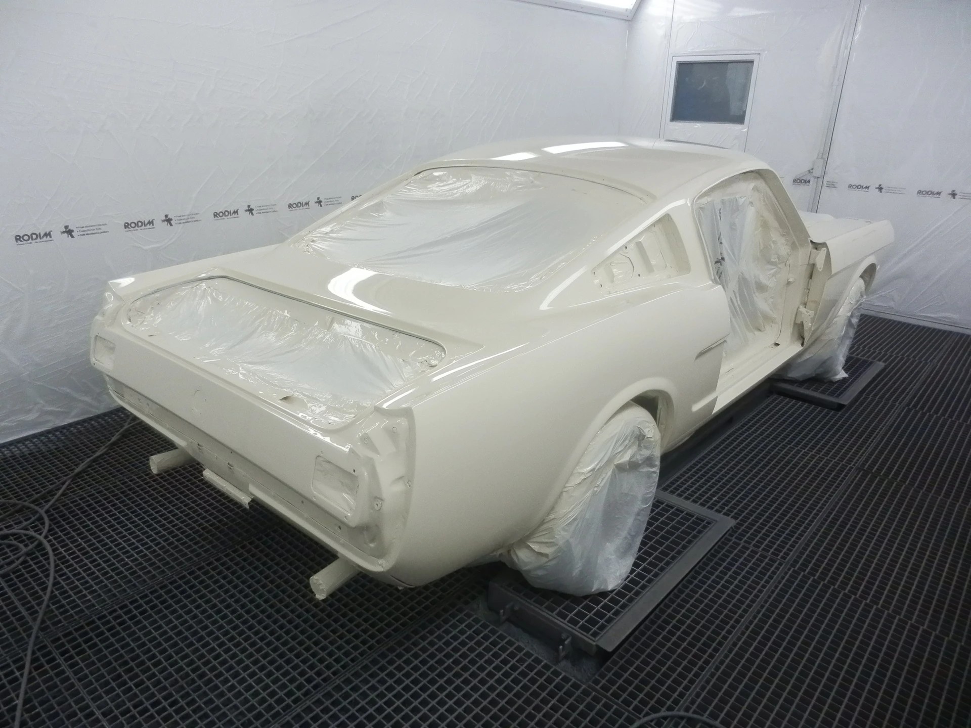 FORD Mustang V8 Fastback 302-image-23