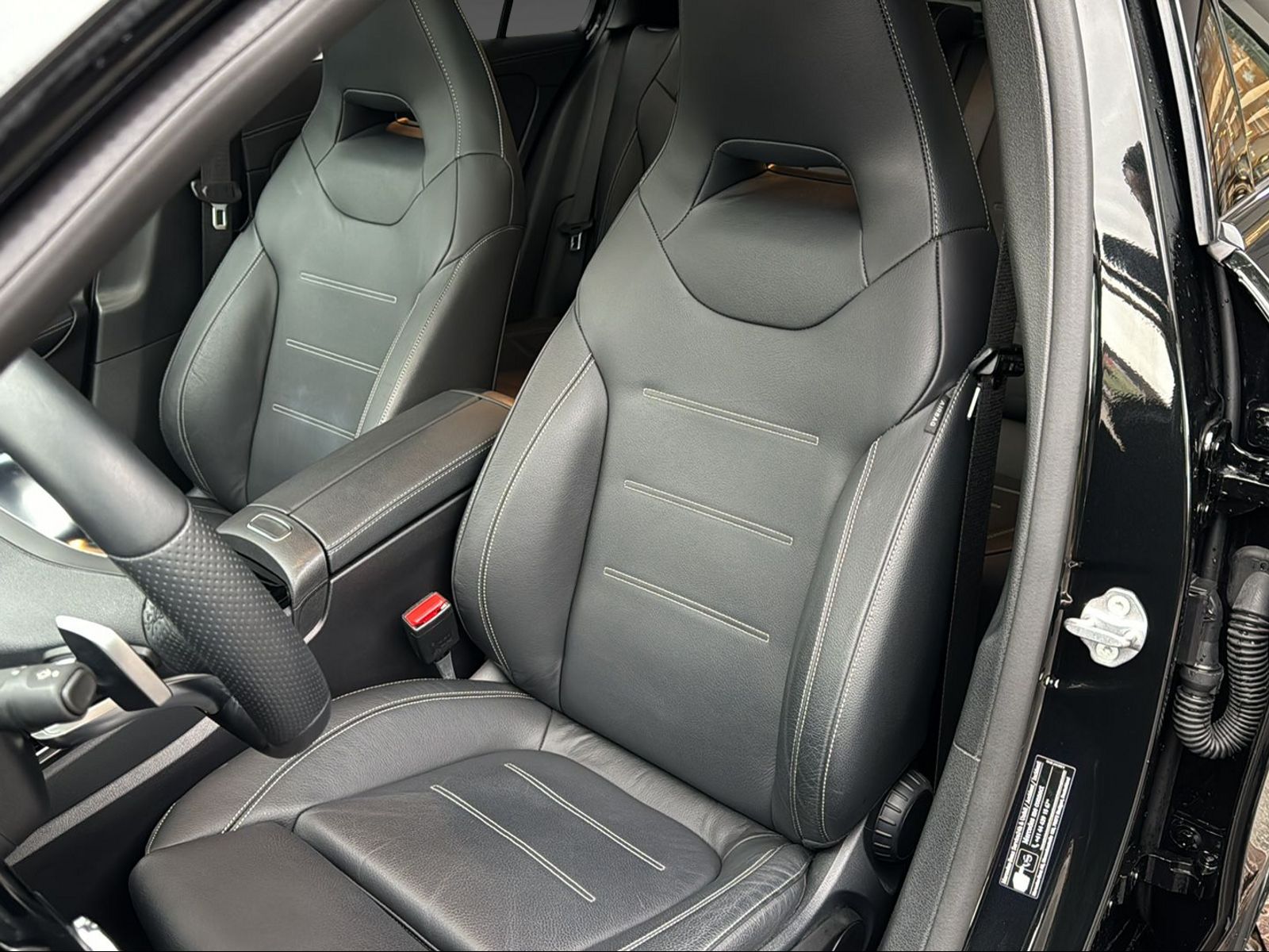 MERCEDES-BENZ A 250 AMG Line 4Matic-image-6