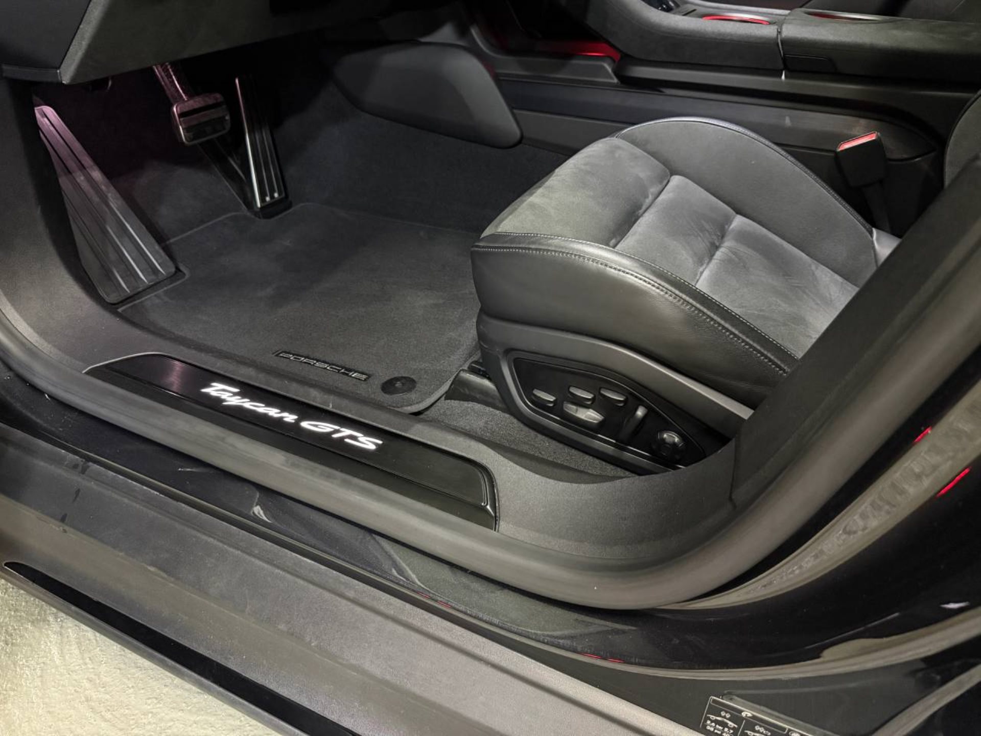 PORSCHE Taycan GTS Sport Turismo (MY22)-image-24