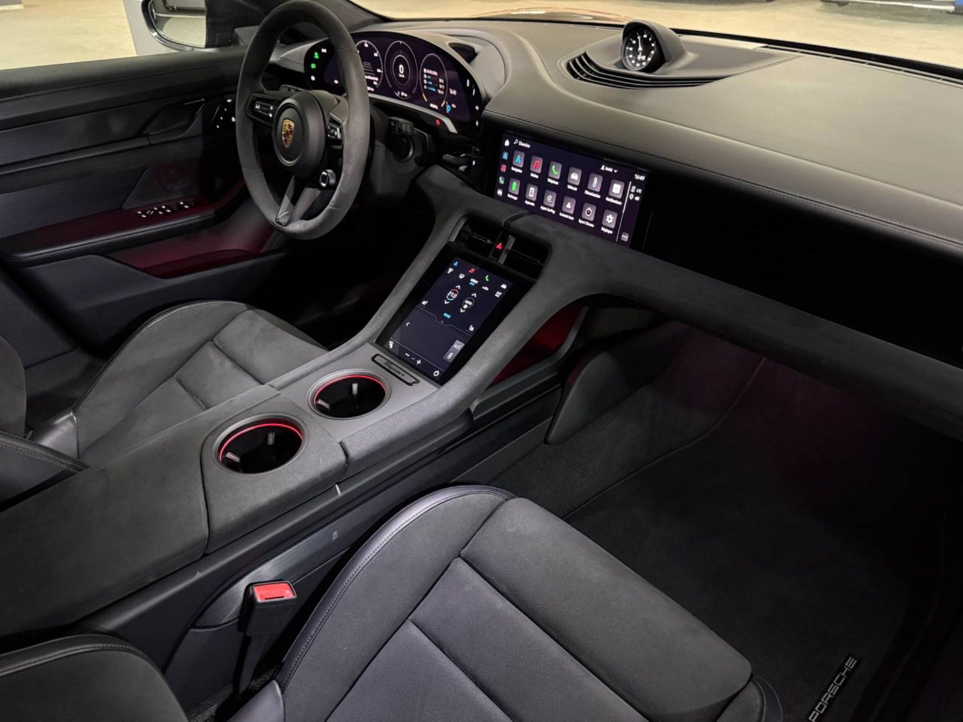PORSCHE Taycan GTS Sport Turismo (MY22)-image-14