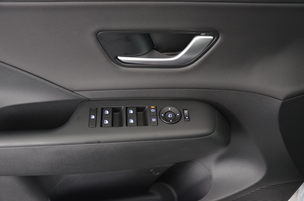 HYUNDAI Kona EV 65.4 kWh Prestige Plus-image-24