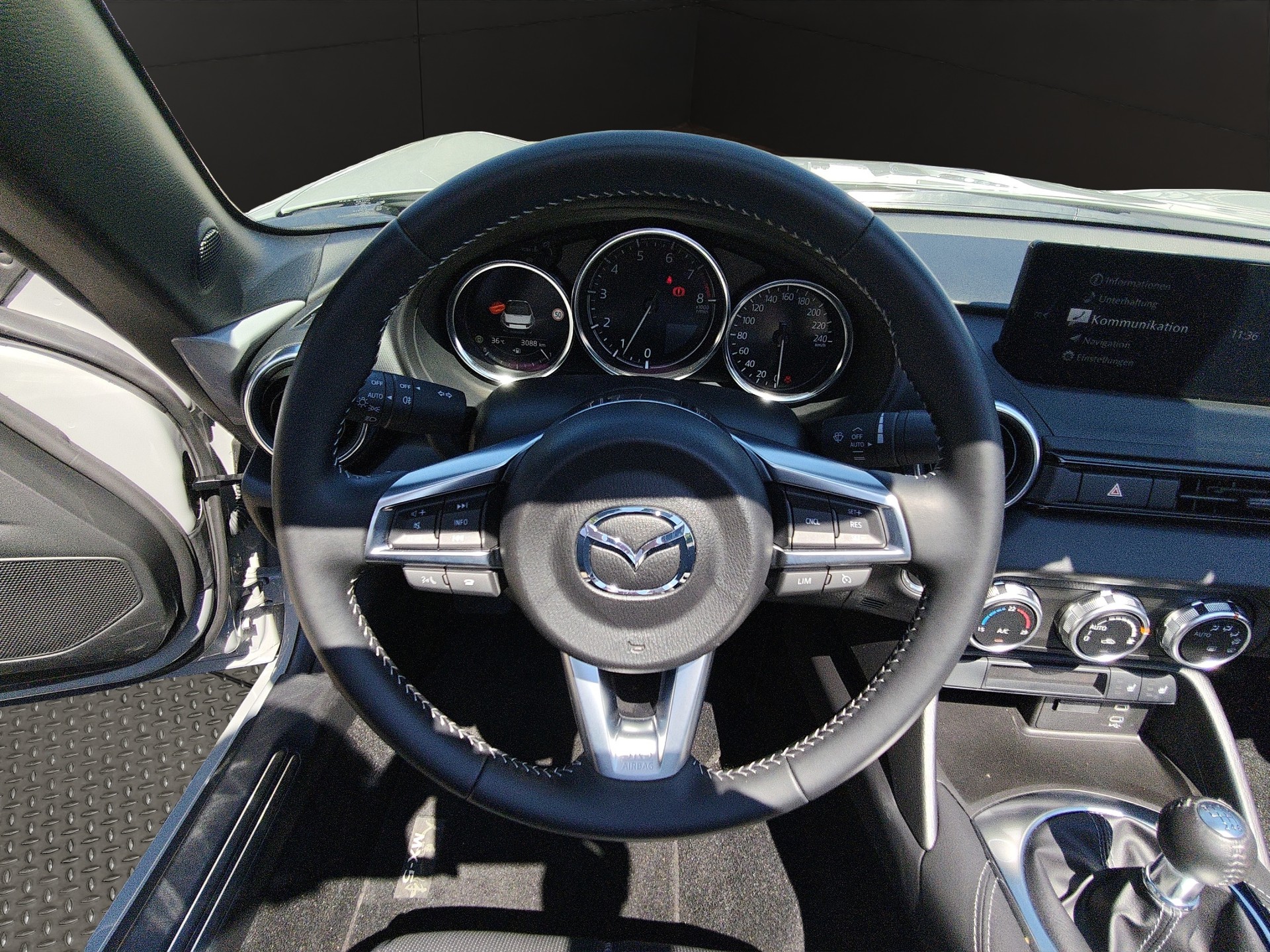 MAZDA MX-5 Skyactiv-G 132 Exclusive-line-image-8