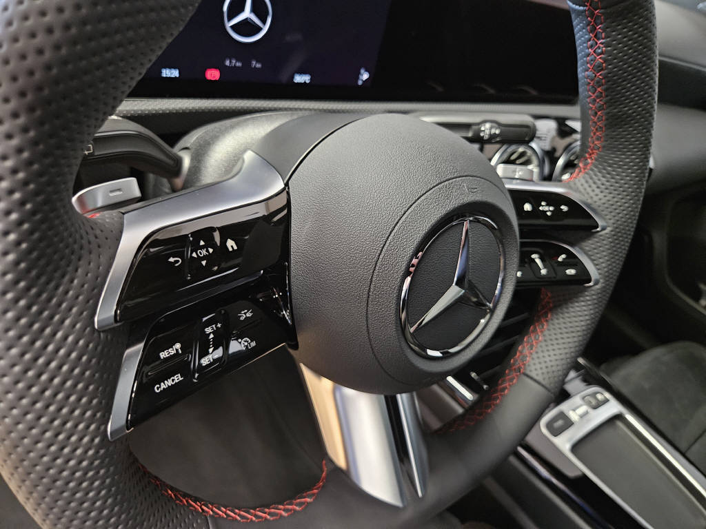 MERCEDES-BENZ A 220 4Matic AMG Line-image-6