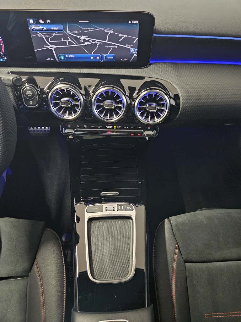 MERCEDES-BENZ A 220 4Matic AMG Line-image-11