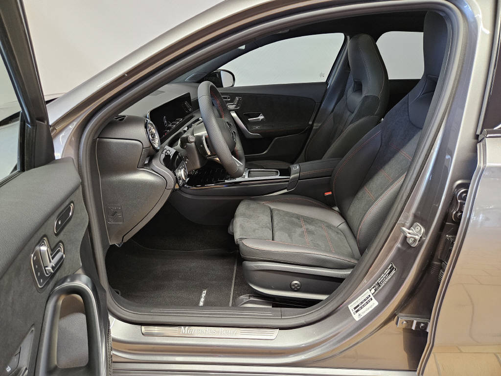 MERCEDES-BENZ A 220 4Matic AMG Line-image-4