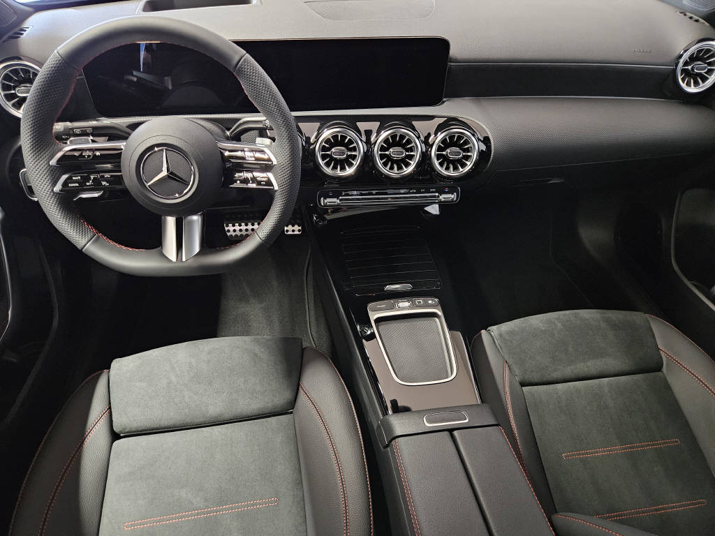 MERCEDES-BENZ A 220 4Matic AMG Line-image-5