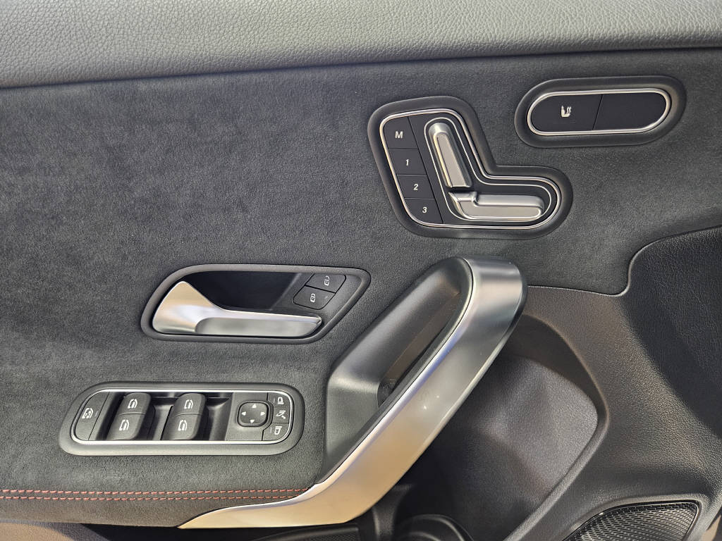 MERCEDES-BENZ A 220 4Matic AMG Line-image-9