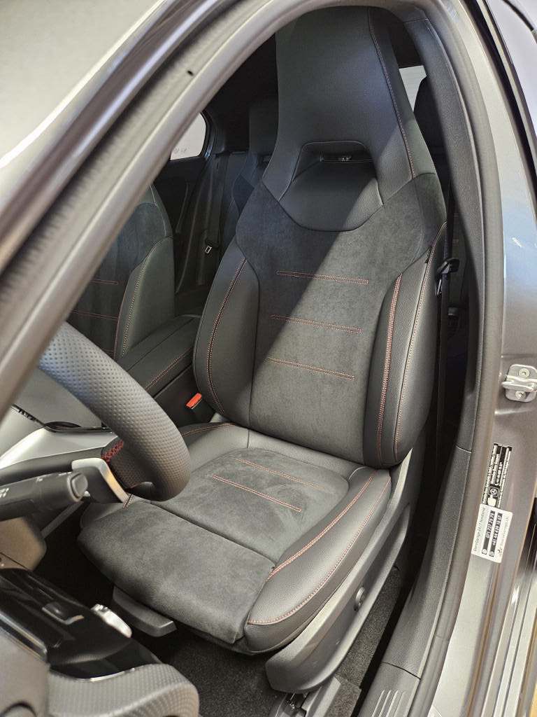 MERCEDES-BENZ A 220 4Matic AMG Line-image-7