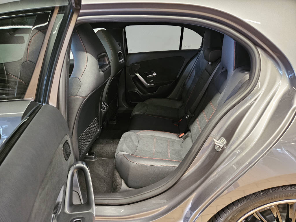 MERCEDES-BENZ A 220 4Matic AMG Line-image-13