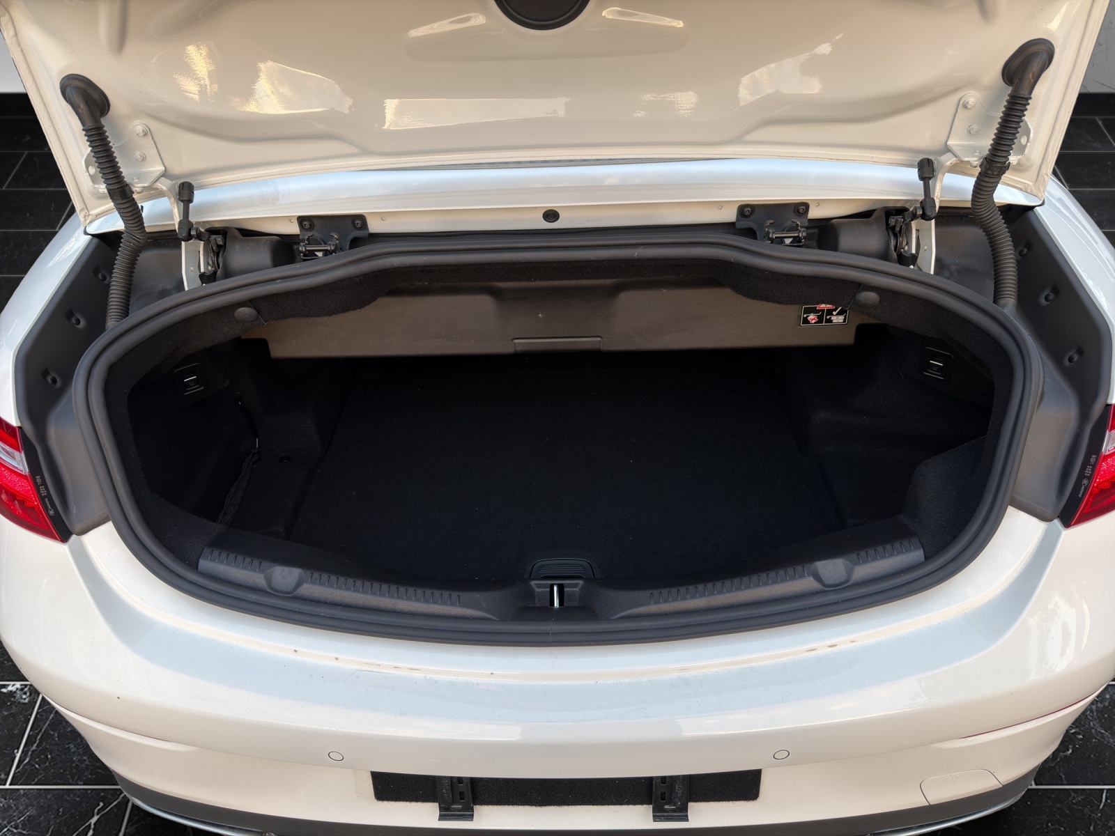 MERCEDES-BENZ E 200 Cabriolet AMG Line 9G-Tronic-image-14