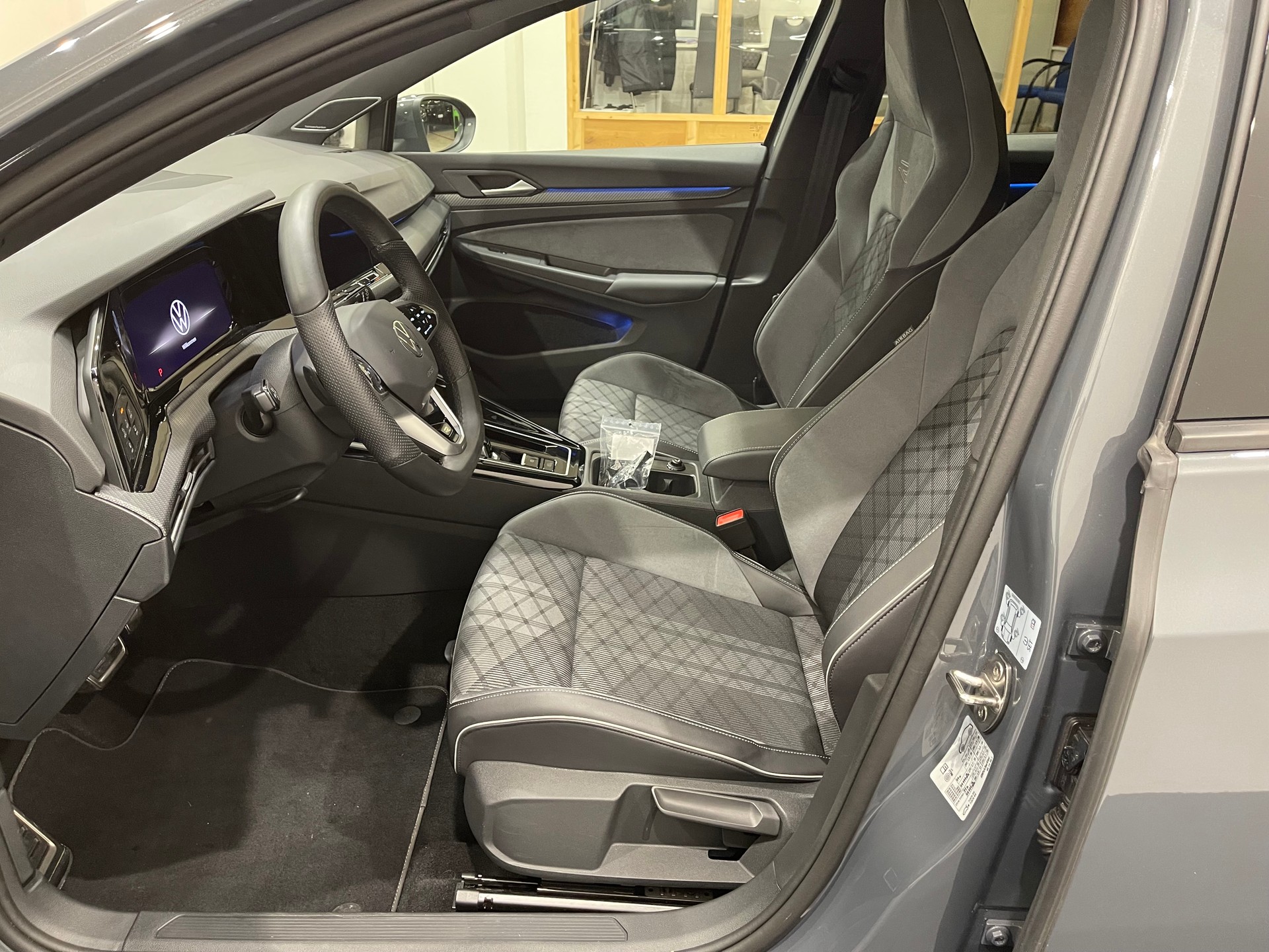 VW Golf 2.0 TDI R-Line DSG *IQ-LIGHT*AHK*HEAD UP*H&K*PANO*-image-9