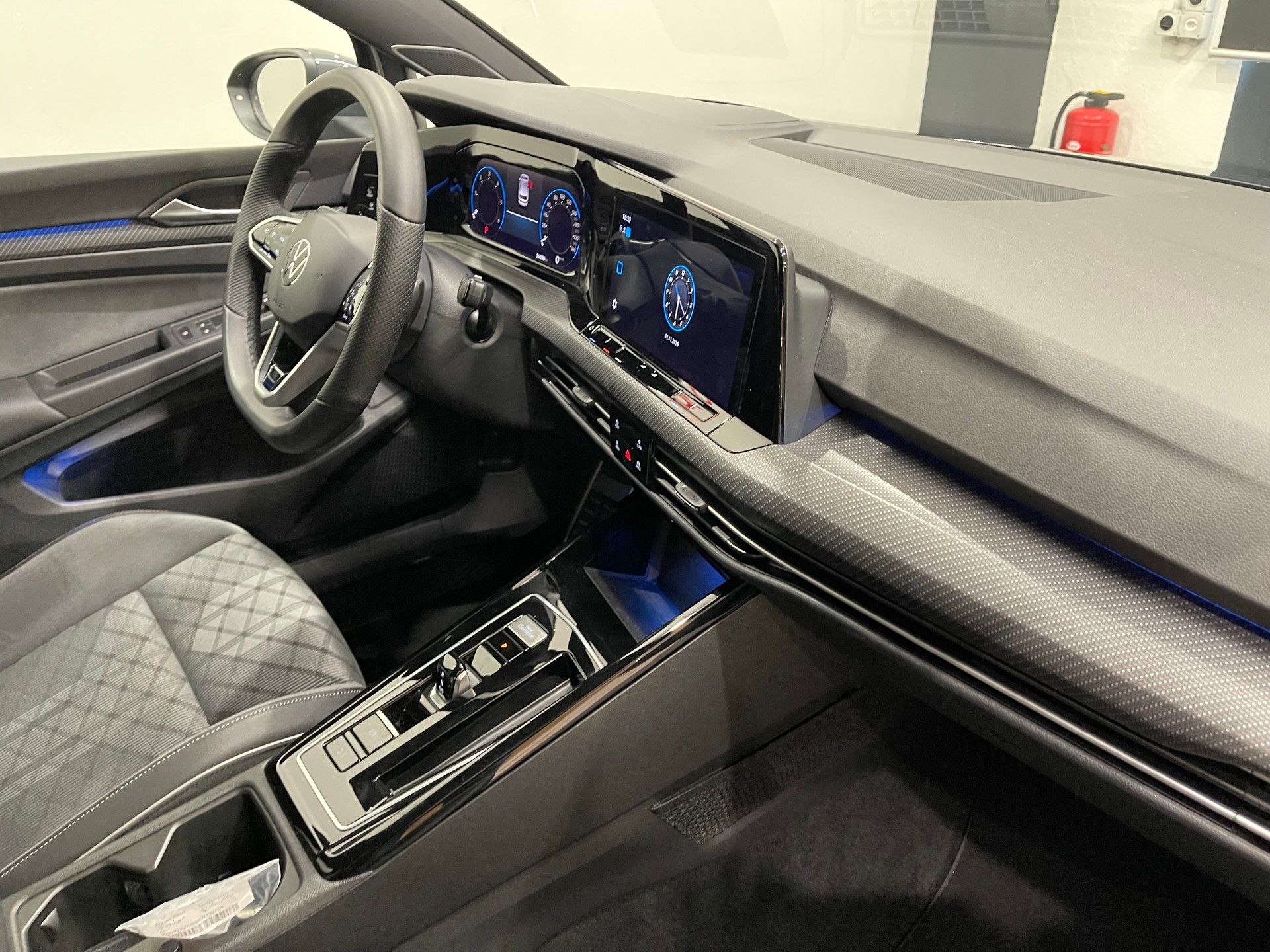 VW Golf 2.0 TDI R-Line DSG *IQ-LIGHT*AHK*HEAD UP*H&K*PANO*-image-17