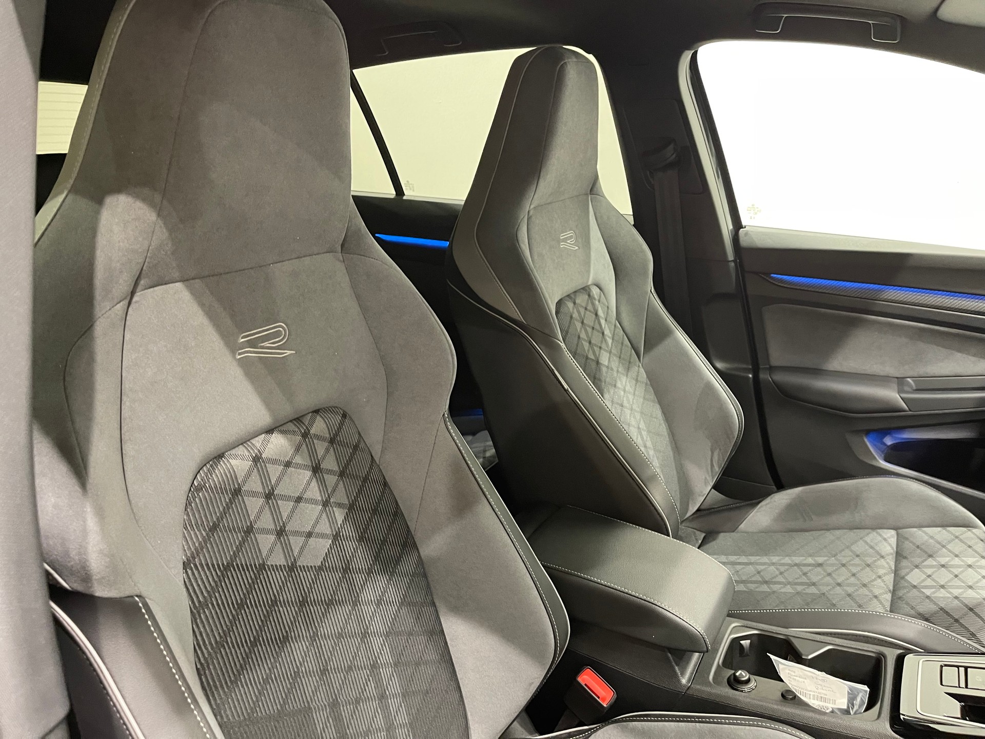 VW Golf 2.0 TDI R-Line DSG *IQ-LIGHT*AHK*HEAD UP*H&K*PANO*-image-16