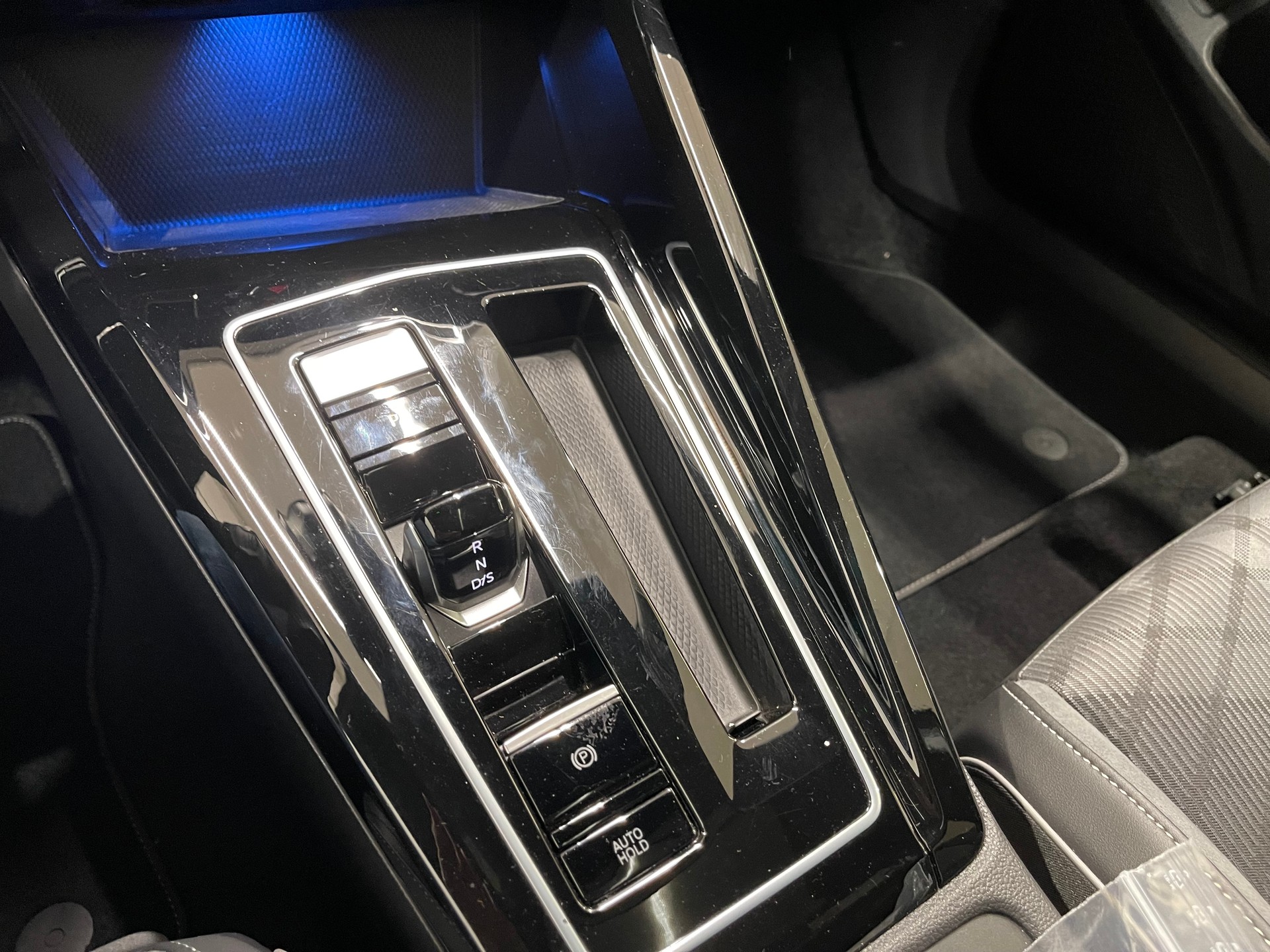 VW Golf 2.0 TDI R-Line DSG *IQ-LIGHT*AHK*HEAD UP*H&K*PANO*-image-21