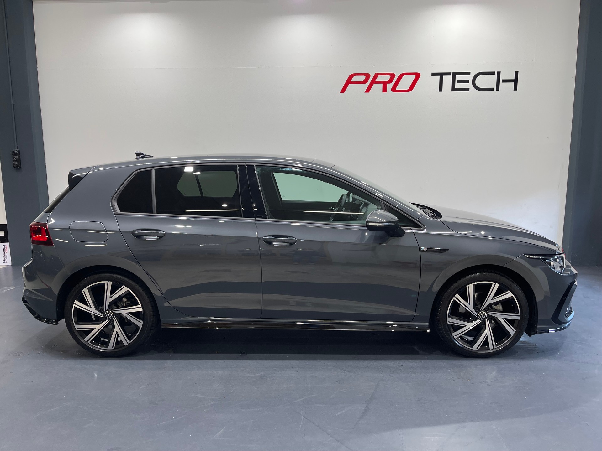 VW Golf 2.0 TDI R-Line DSG *IQ-LIGHT*AHK*HEAD UP*H&K*PANO*-image-1