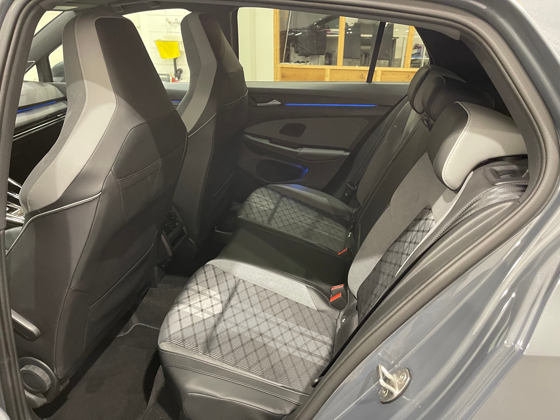 VW Golf 2.0 TDI R-Line DSG *IQ-LIGHT*AHK*HEAD UP*H&K*PANO*-image-12