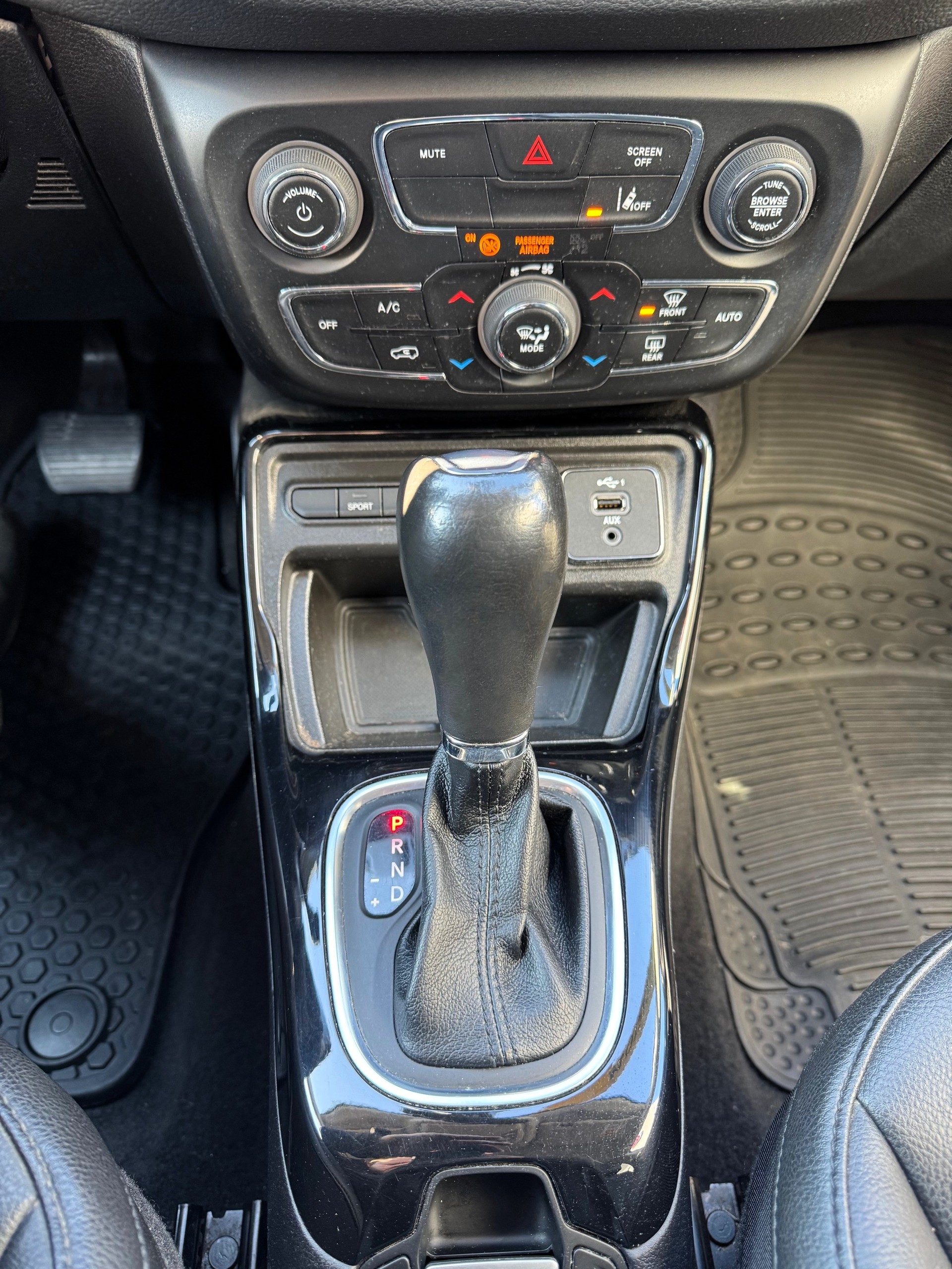 JEEP Compass 4x2 1.3 Turbo Night Eagle DKG-image-11