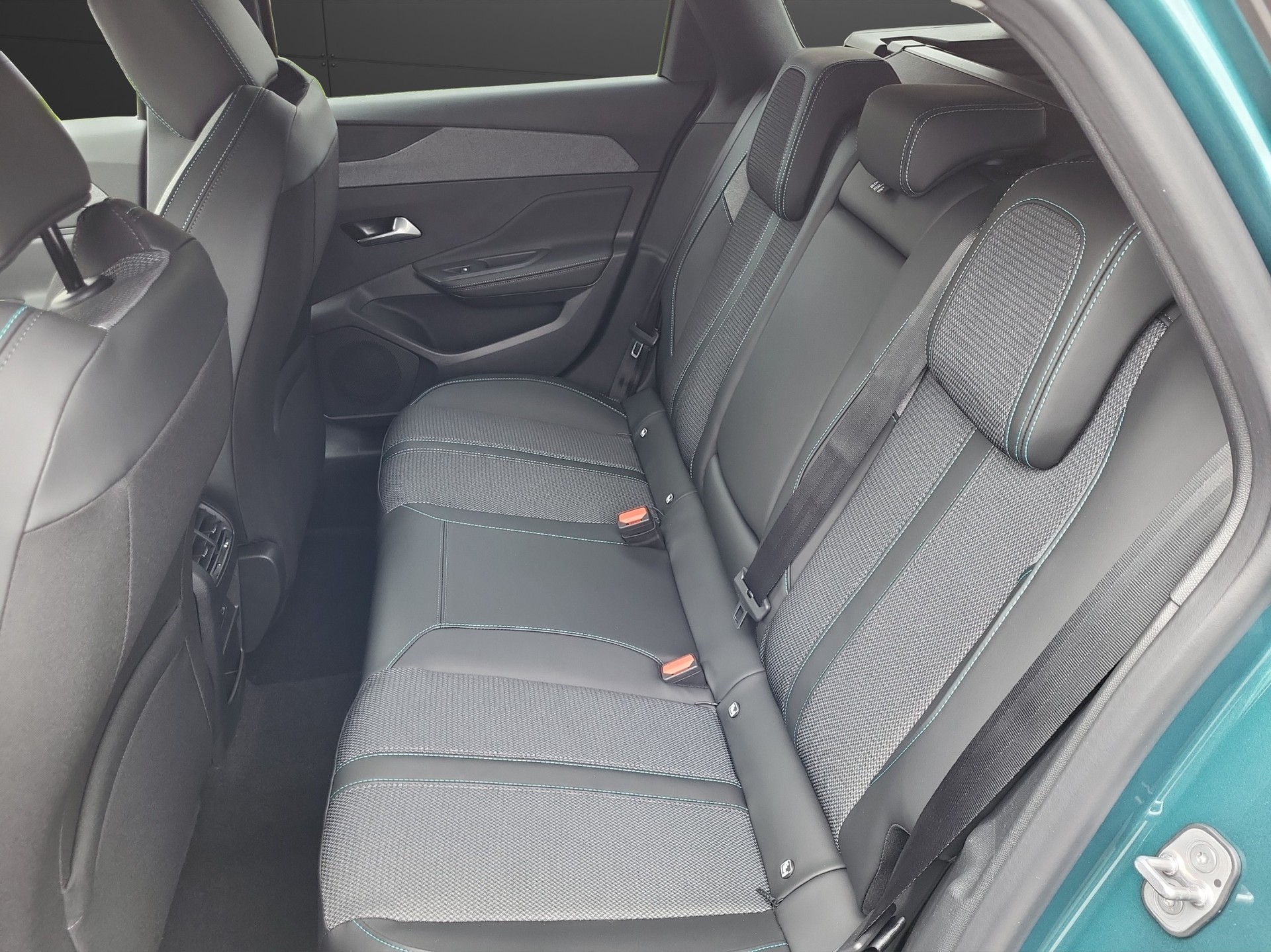 PEUGEOT 308 SW 1.6 PHEV Allure-image-5