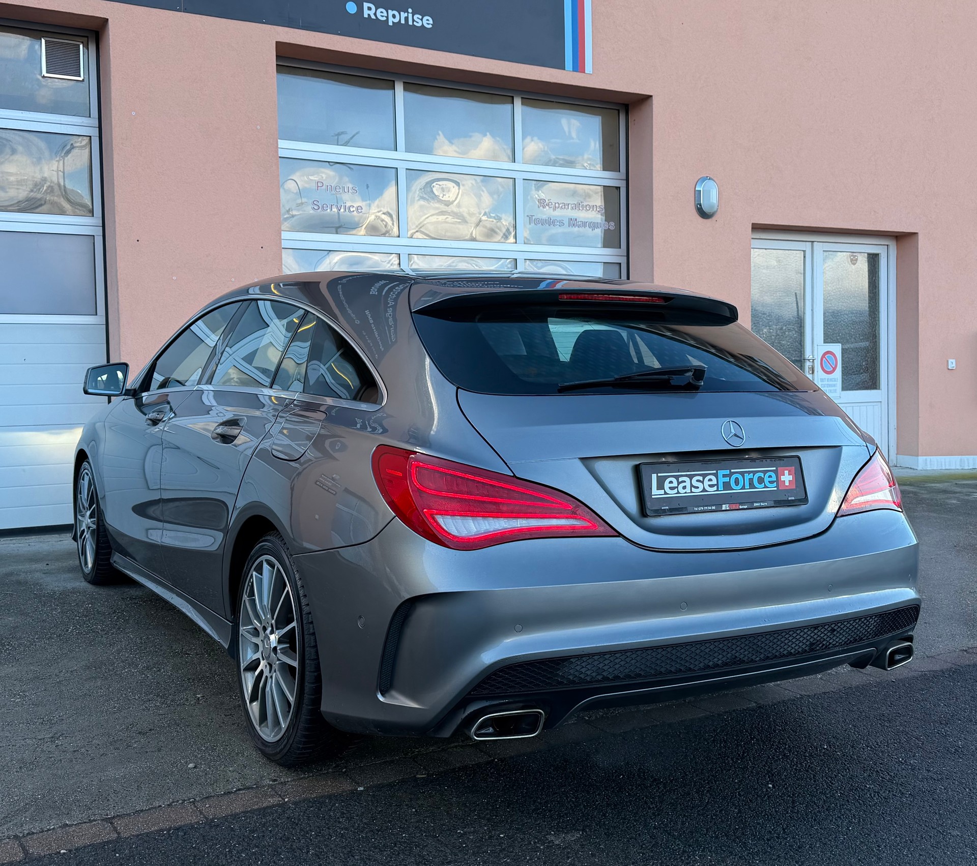 MERCEDES-BENZ CLA Shooting Brake 180 AMG Line 7G-DCT-showroom-element-2