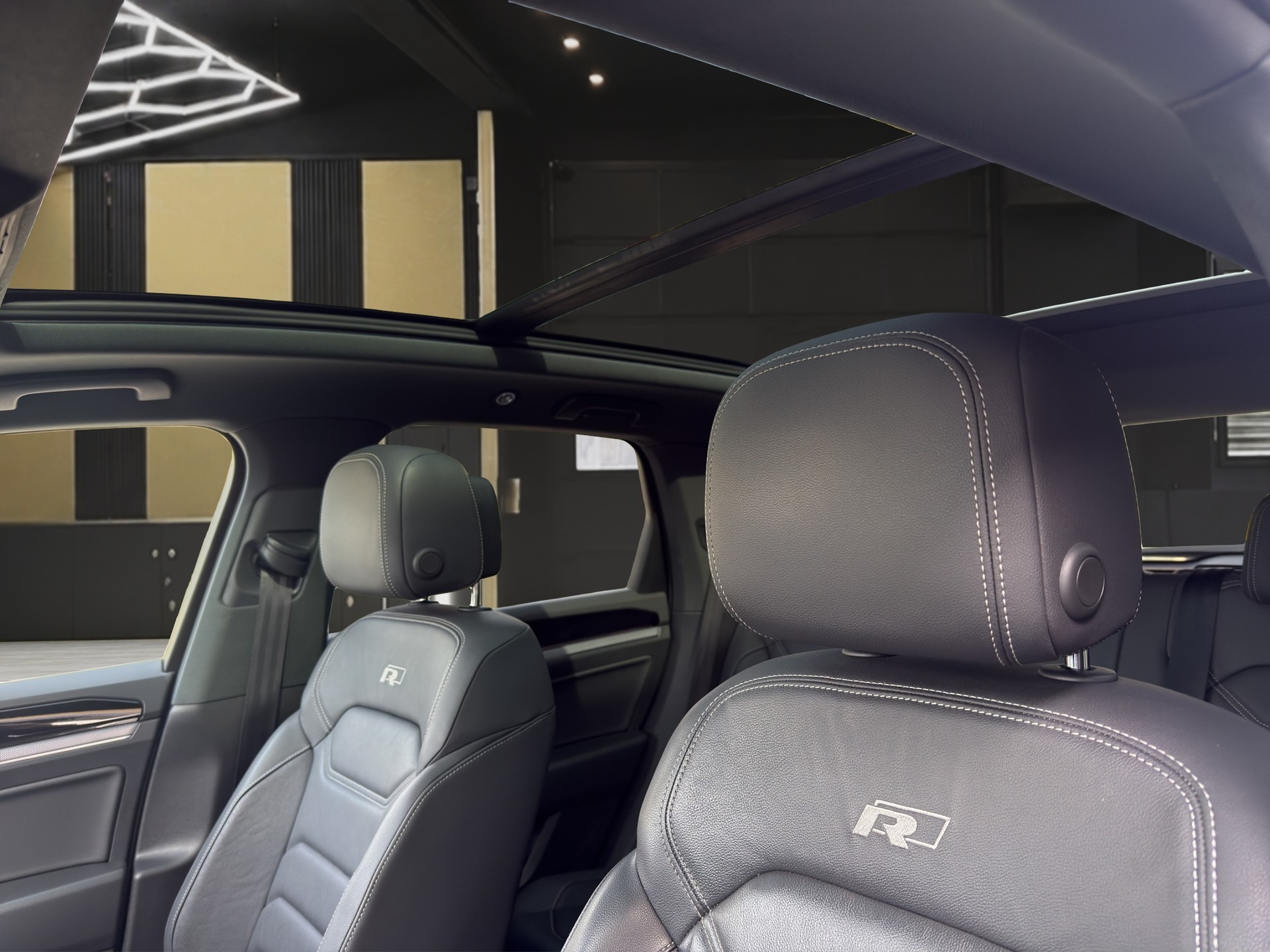VW Touareg 3.0 V6 TSI R-Line-image-12