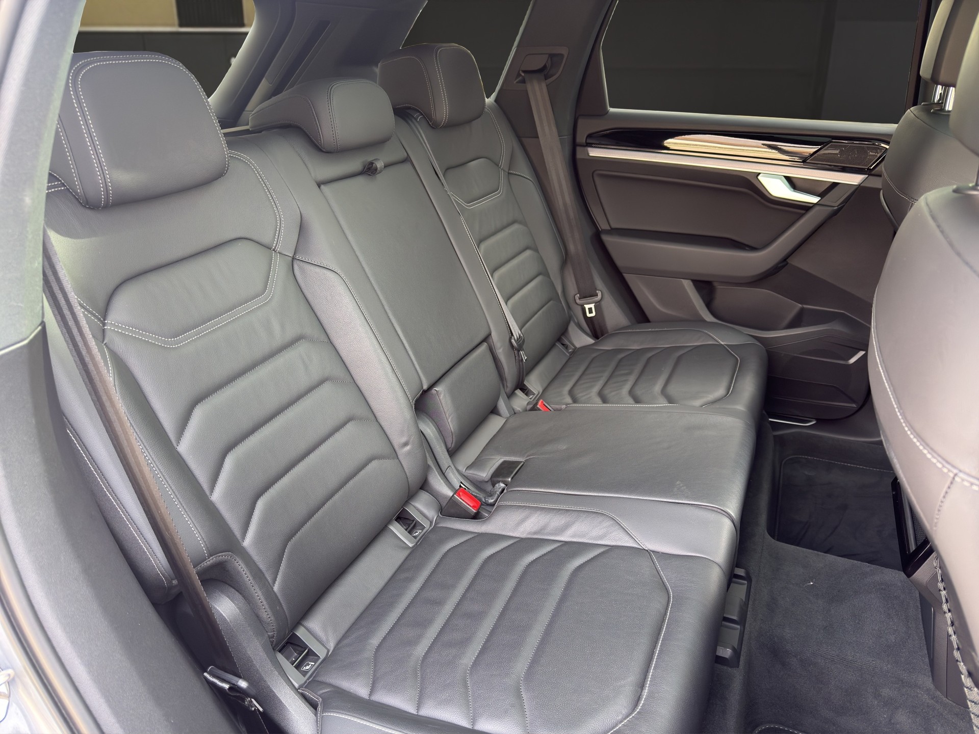 VW Touareg 3.0 V6 TSI R-Line-image-13