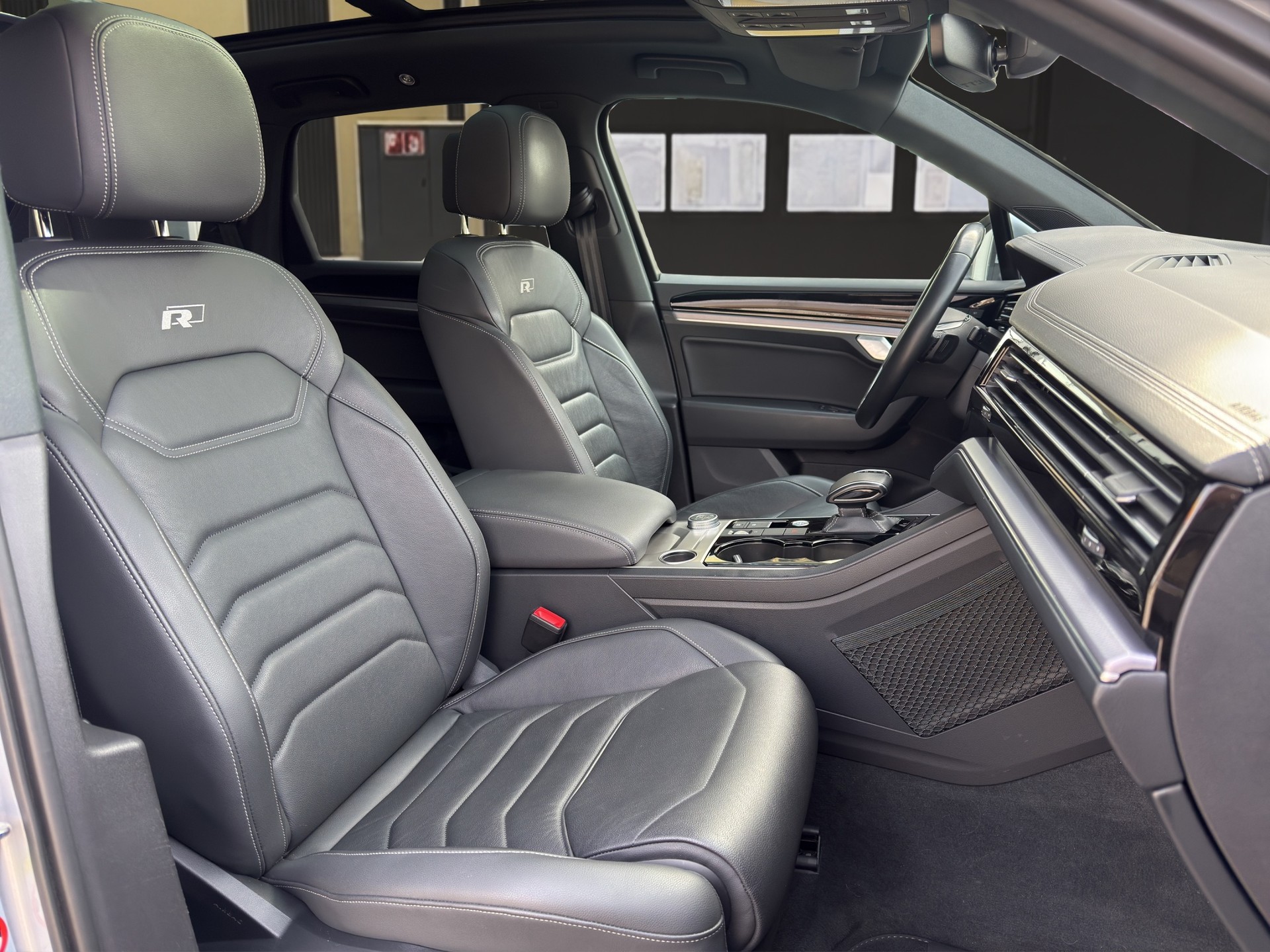 VW Touareg 3.0 V6 TSI R-Line-image-9