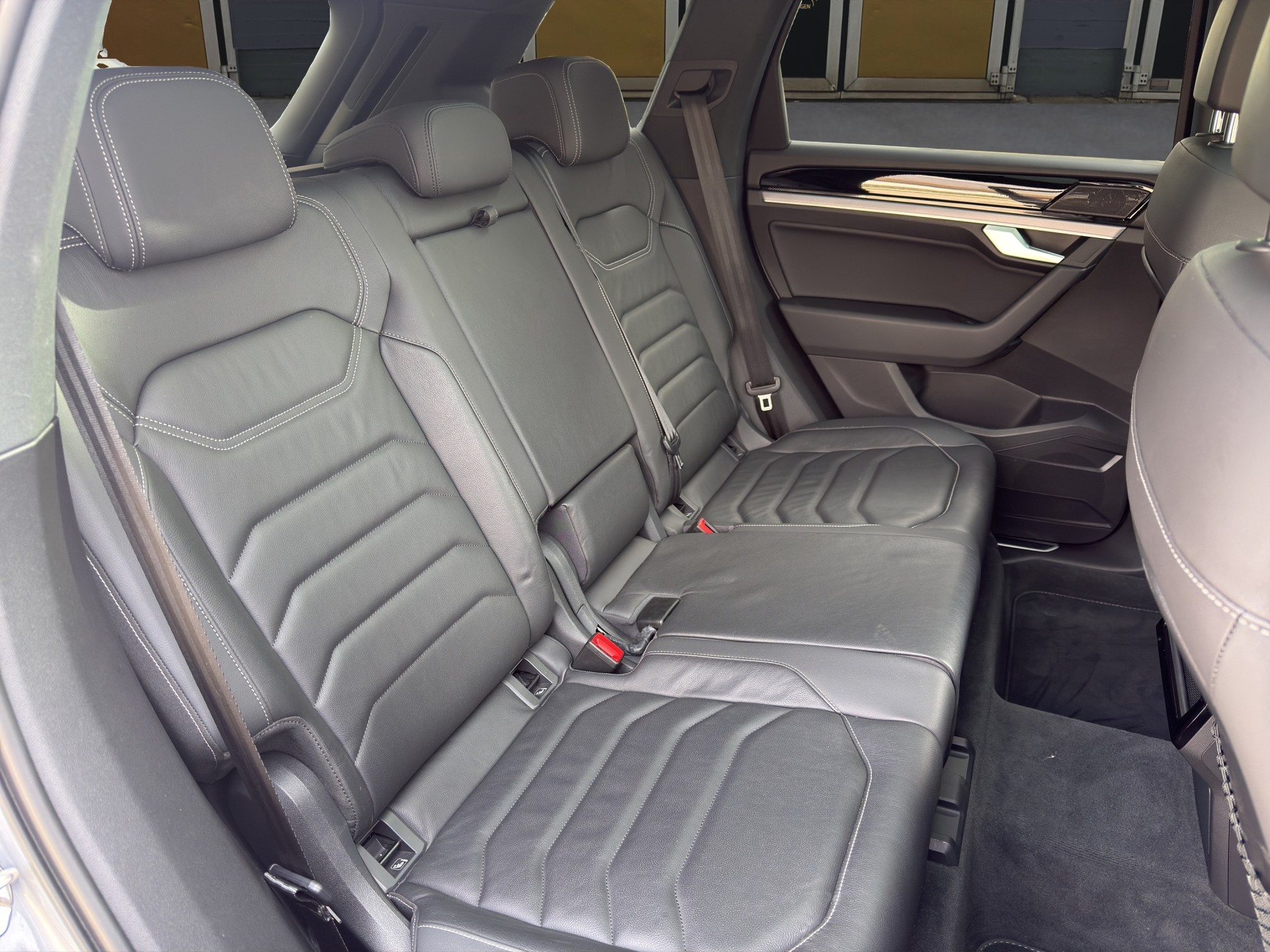 VW Touareg 3.0 V6 TSI R-Line-image-13