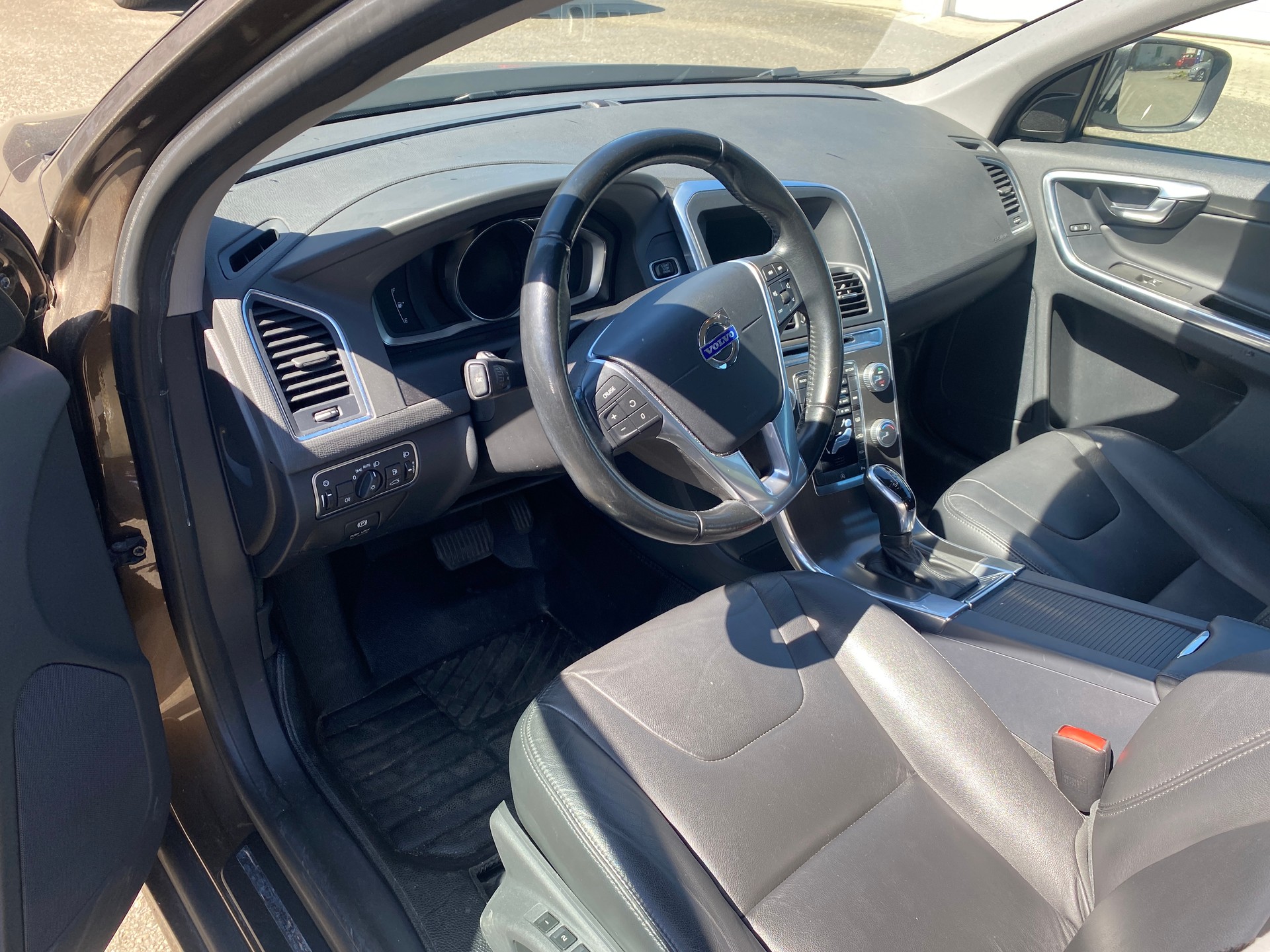 VOLVO XC60 D4 Summum Geartronic-image-2