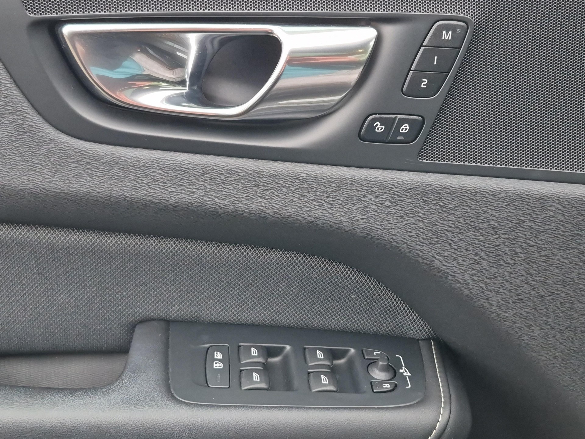 VOLVO XC60 2.0 T6 TE R-Design eAWD-image-18