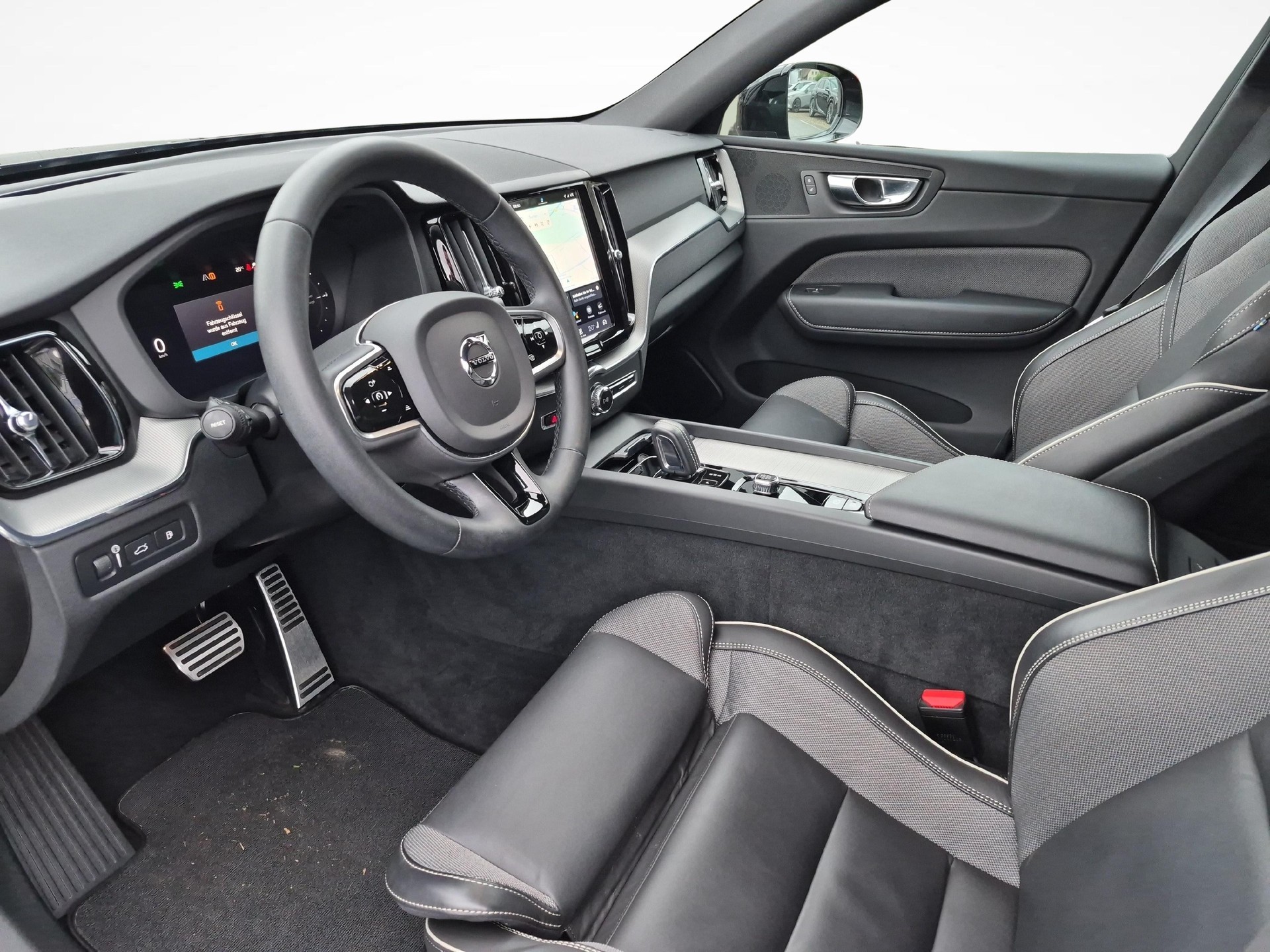 VOLVO XC60 2.0 T6 TE R-Design eAWD-image-13