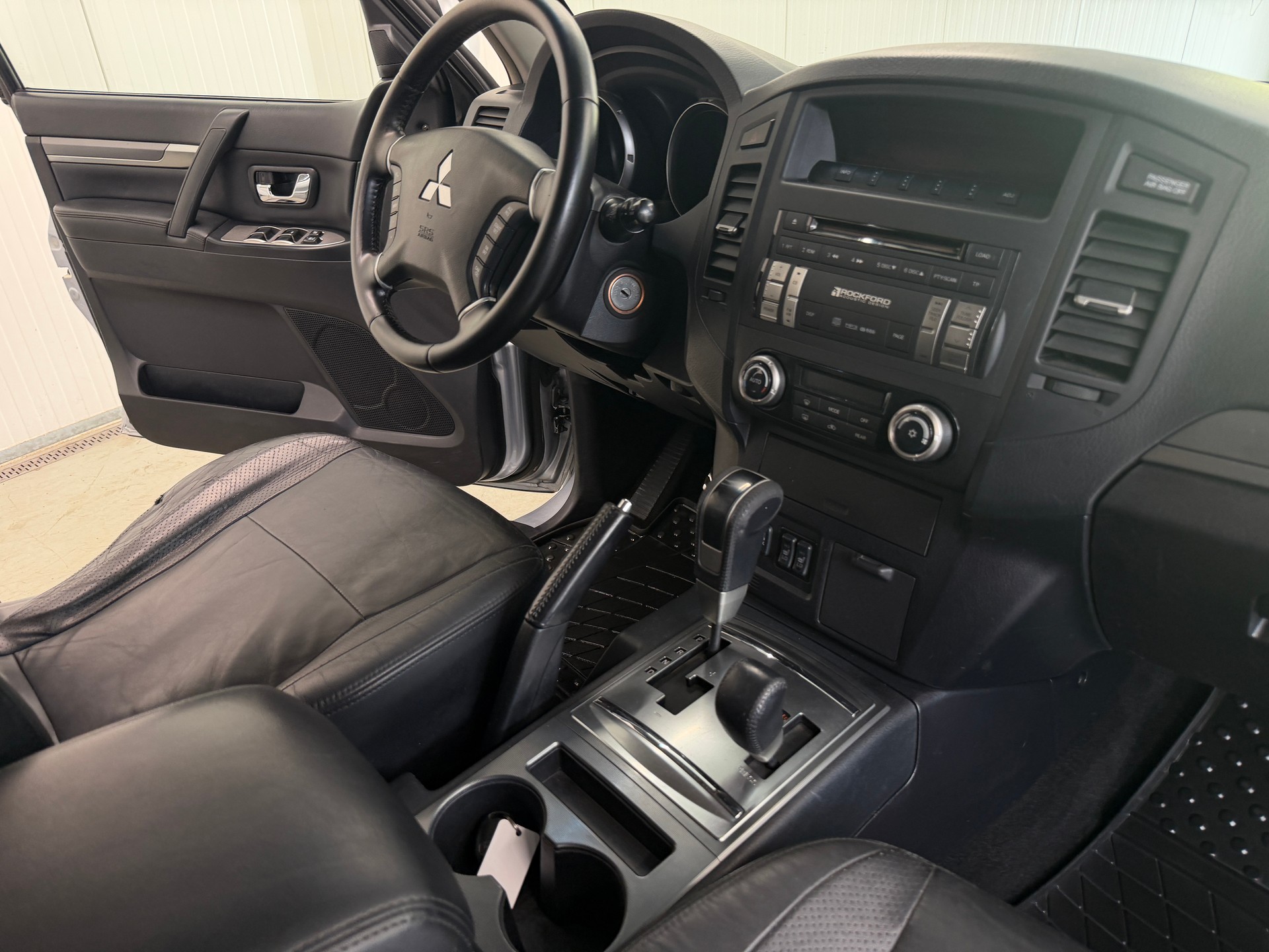 MITSUBISHI Pajero 3.2 DI-D Intense Automatic-image-19
